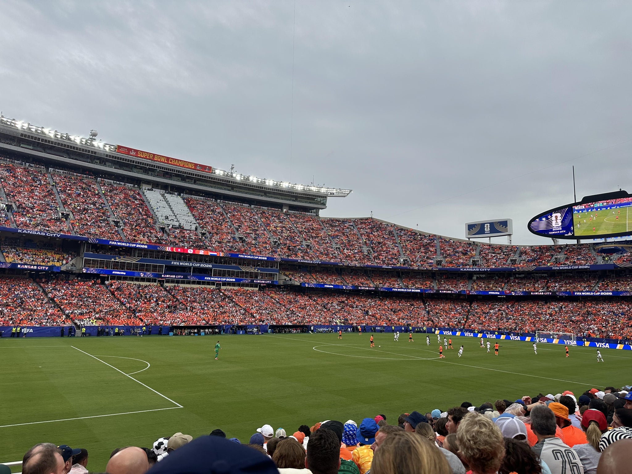 Vue réelle des fans prise de la Section 104 au site GEHA Field at Arrowhead Stadium par Frank S