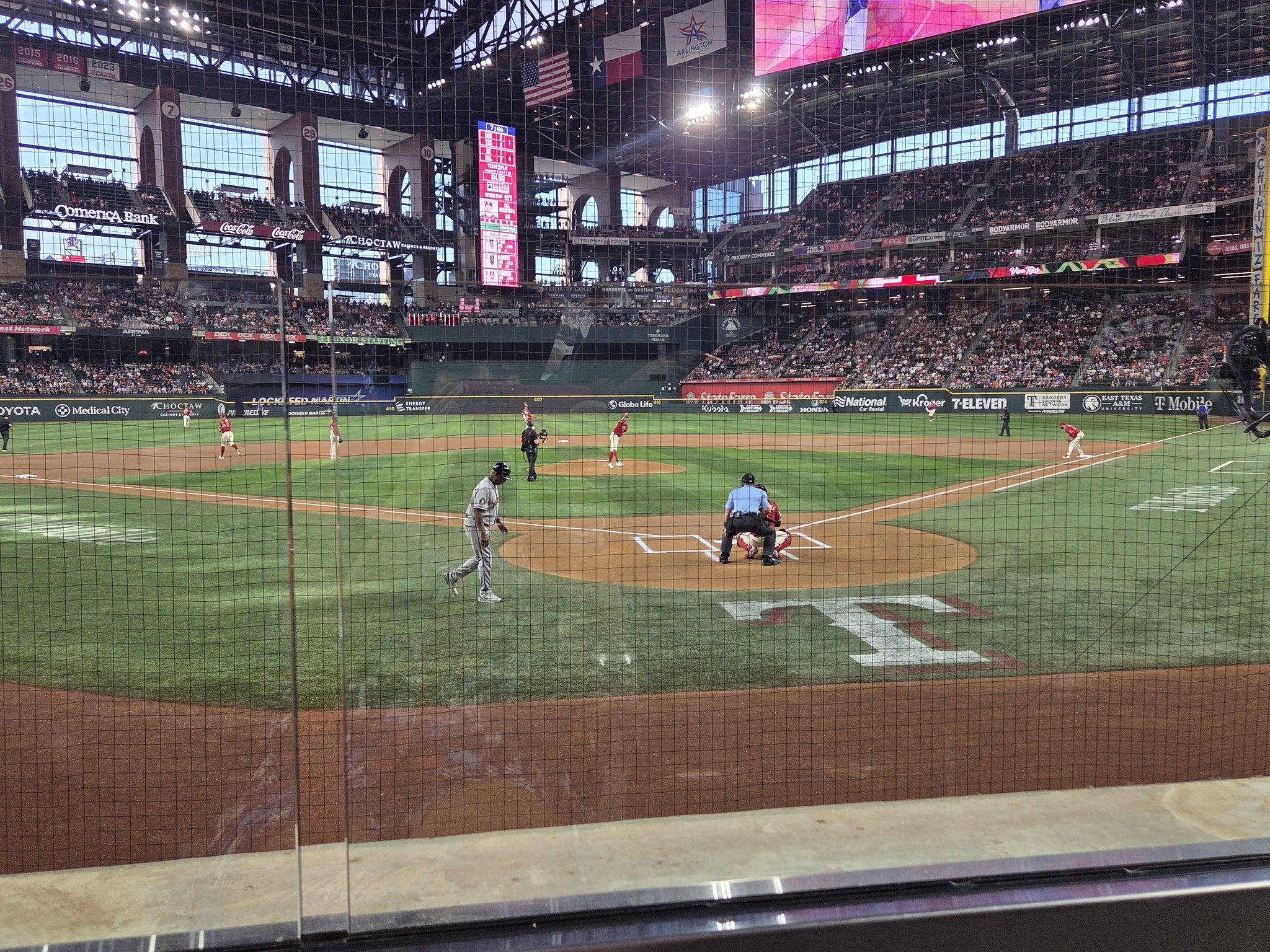 Vue réelle des fans prise de la Section 13 au site Globe Life Field par Carol H