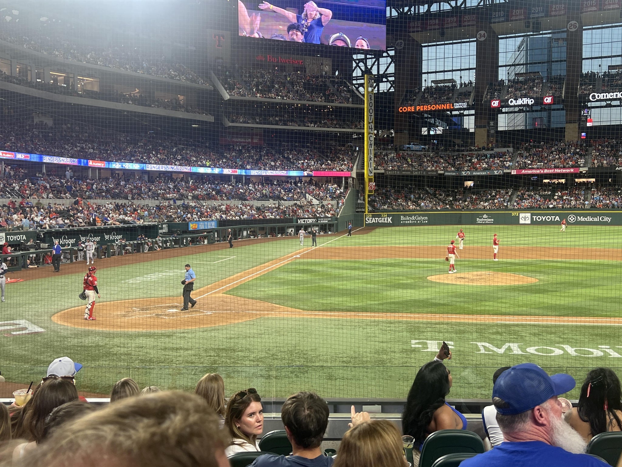 Vue réelle des fans prise de la Section 17 au site Globe Life Field par Anonymous User
