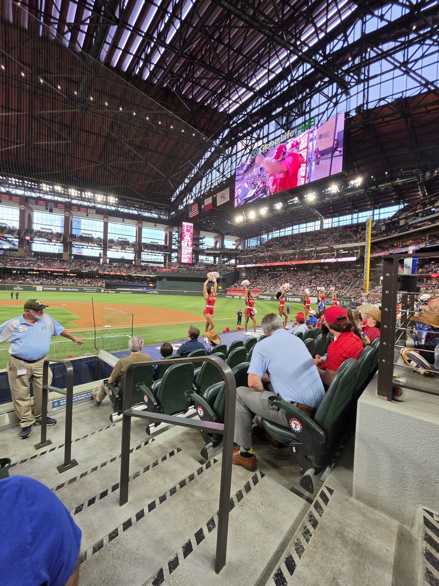 Vue réelle des fans prise de la Section 18 au site Globe Life Field par Gary D