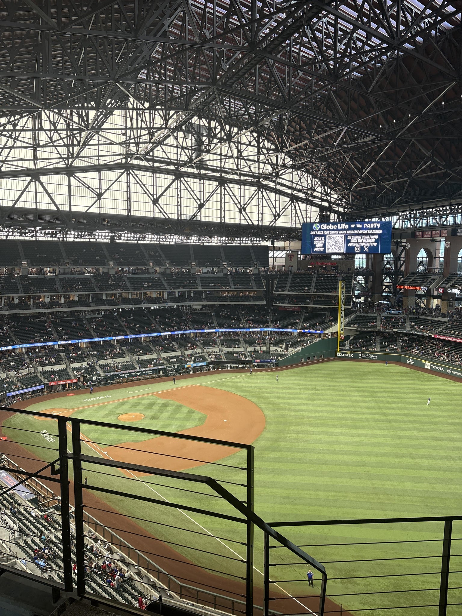 Vue réelle des fans prise de la Section 323 au site Globe Life Field par Chad O