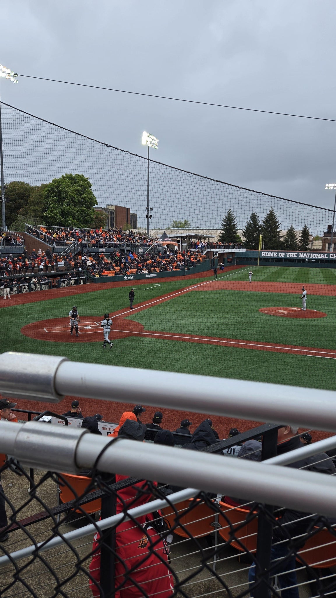 Vue réelle des fans prise de la Section 3 au site Goss Stadium At Coleman Field par Leslie burns B