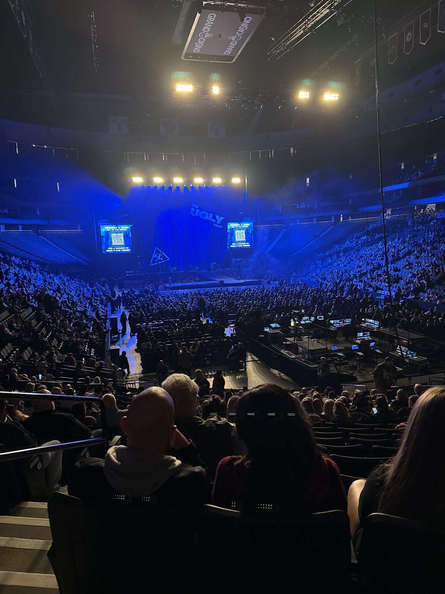 Vue réelle des fans prise de la Section 111 au site Grand Casino Arena par Lindsey L