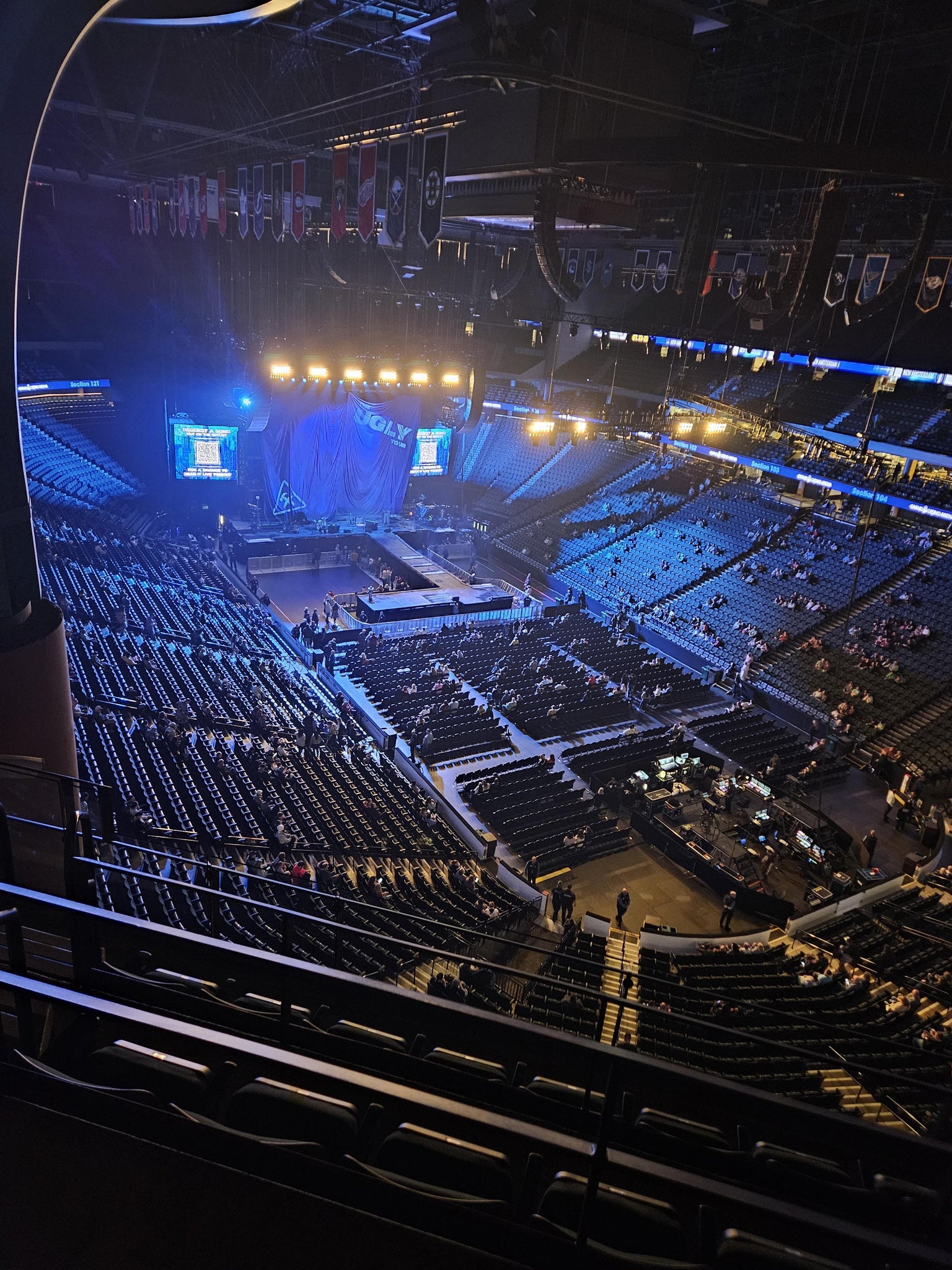 Vue réelle des fans prise de la Section 215 au site Grand Casino Arena par Shelly M