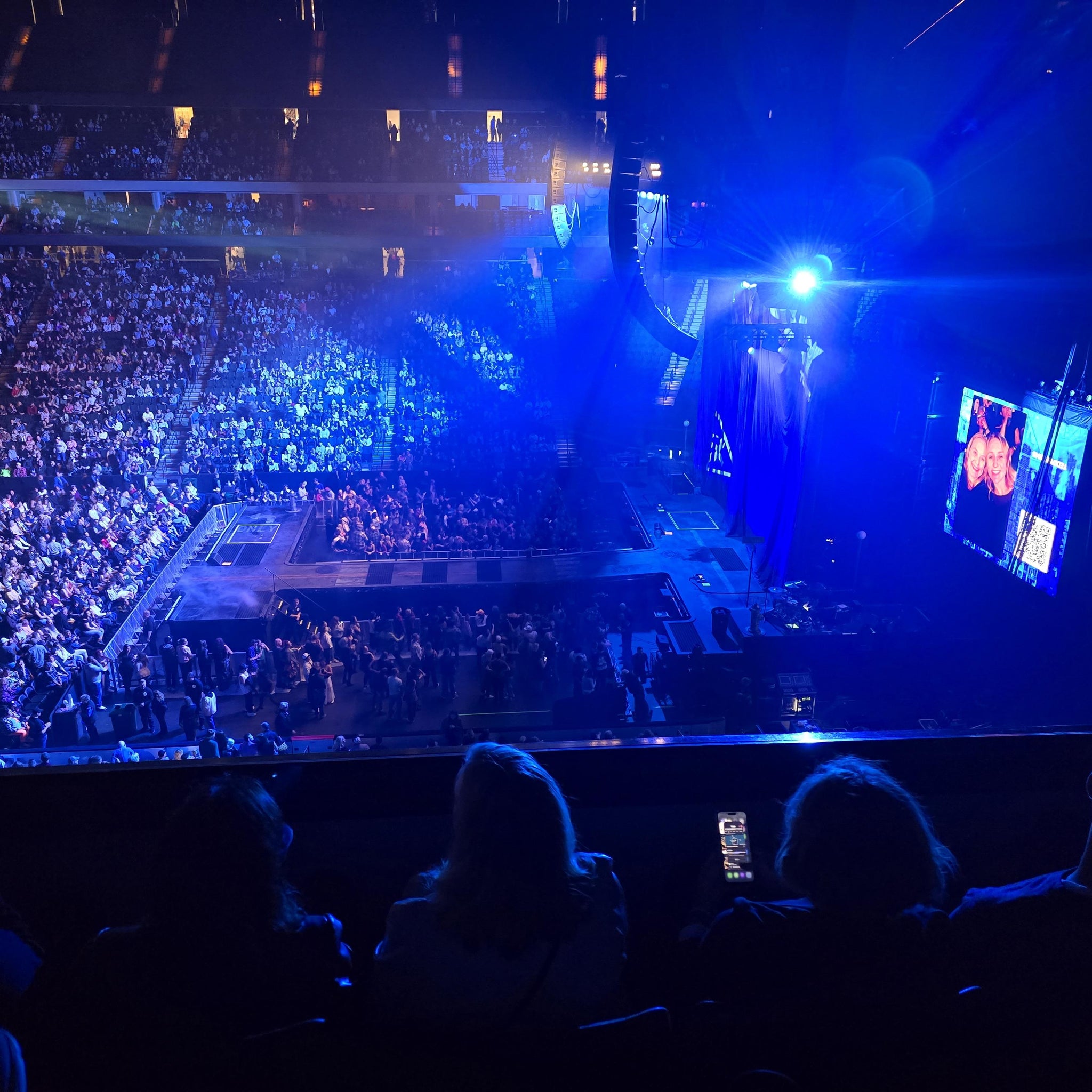Vue réelle des fans prise de la Club 04 au site Grand Casino Arena par Denise H
