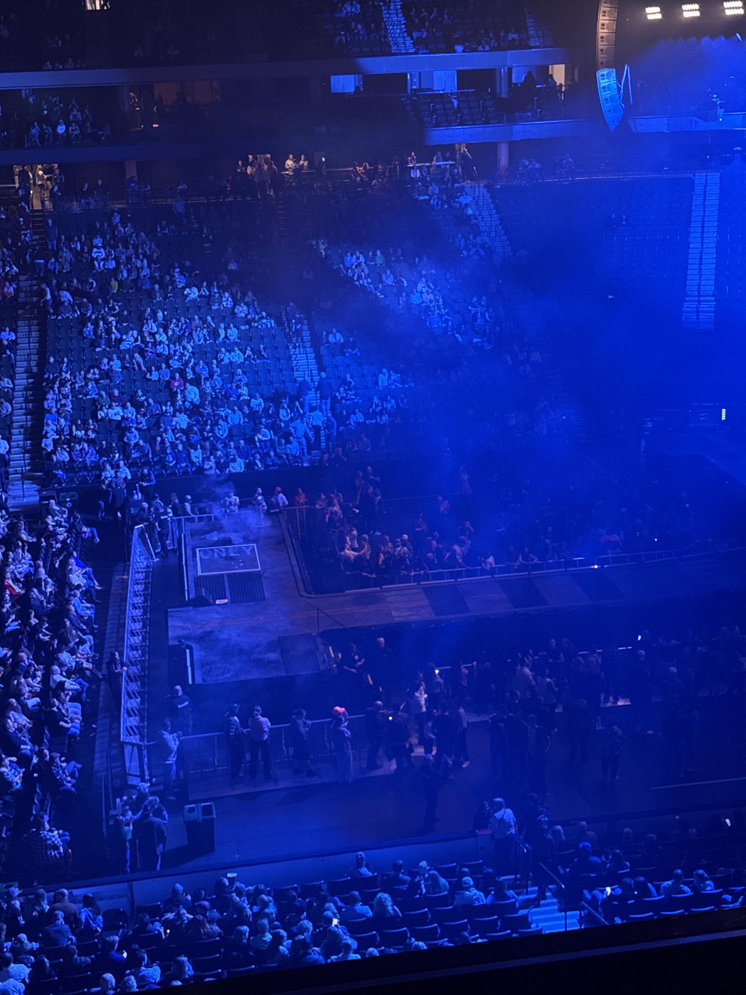 Vue réelle des fans prise de la Club 05 au site Grand Casino Arena par Nathan M