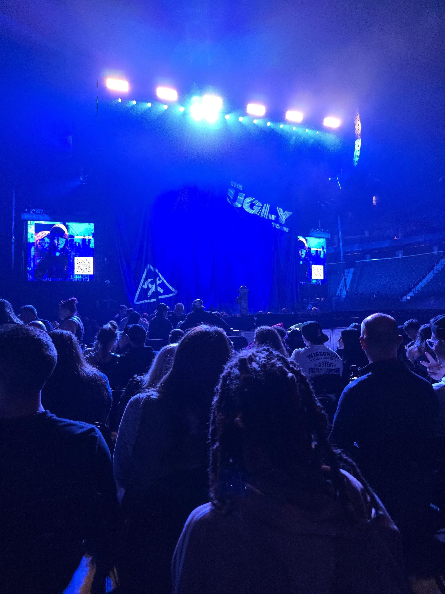 Vue réelle des fans prise de la Floor Left au site Grand Casino Arena par Christine L