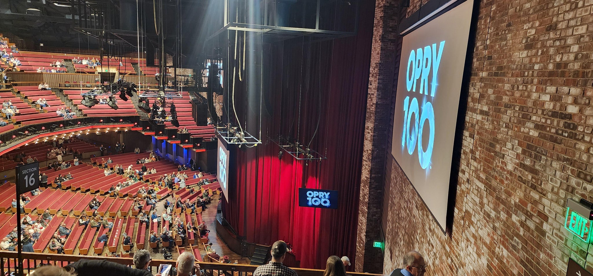Vue réelle des fans prise de la Balcony 25 au site Grand Ole Opry House par Robert G