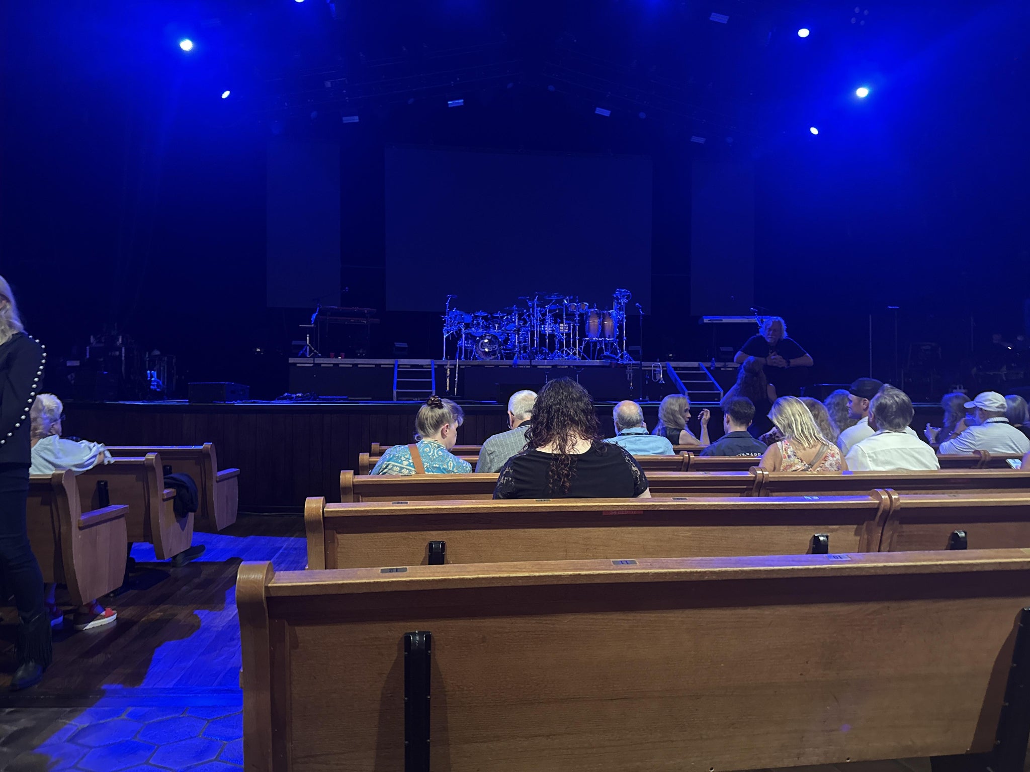 Vue réelle des fans prise de la Main Floor 4 au site Grand Ole Opry House par Jane O