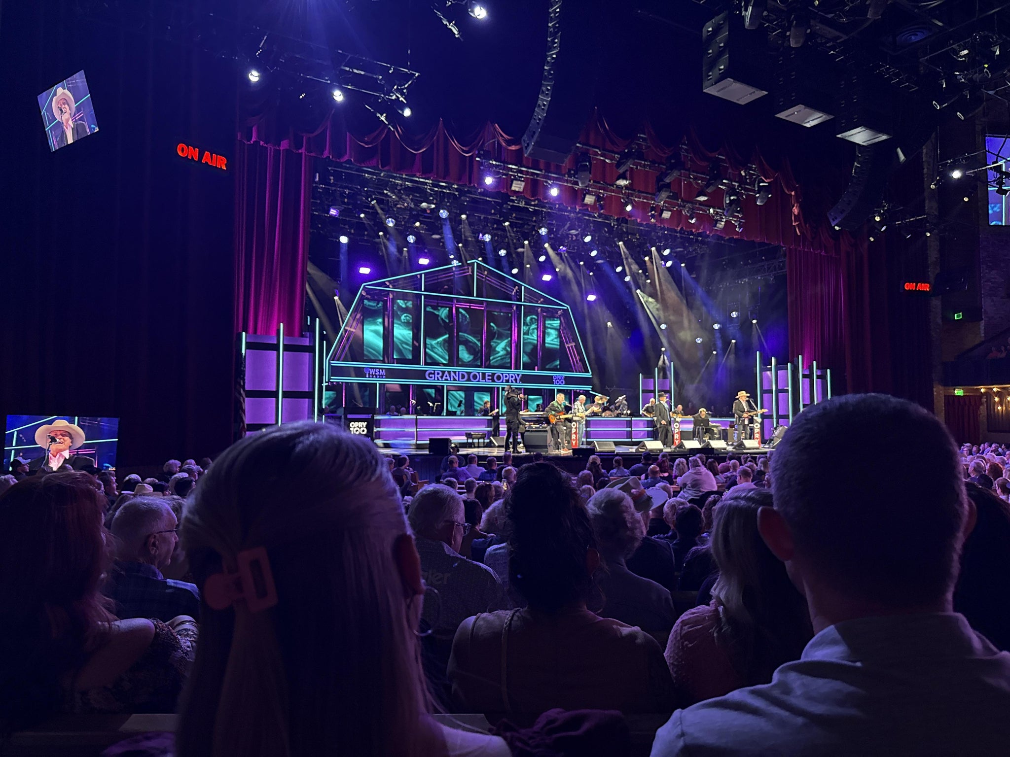 Vue réelle des fans prise de la Main Floor 6 au site Grand Ole Opry House par Ronnie T