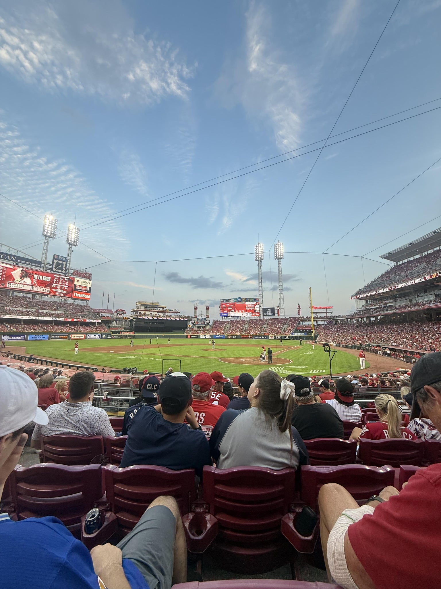 Vue réelle des fans prise de la Section 121 au site Great American Ball Park par Ryan O