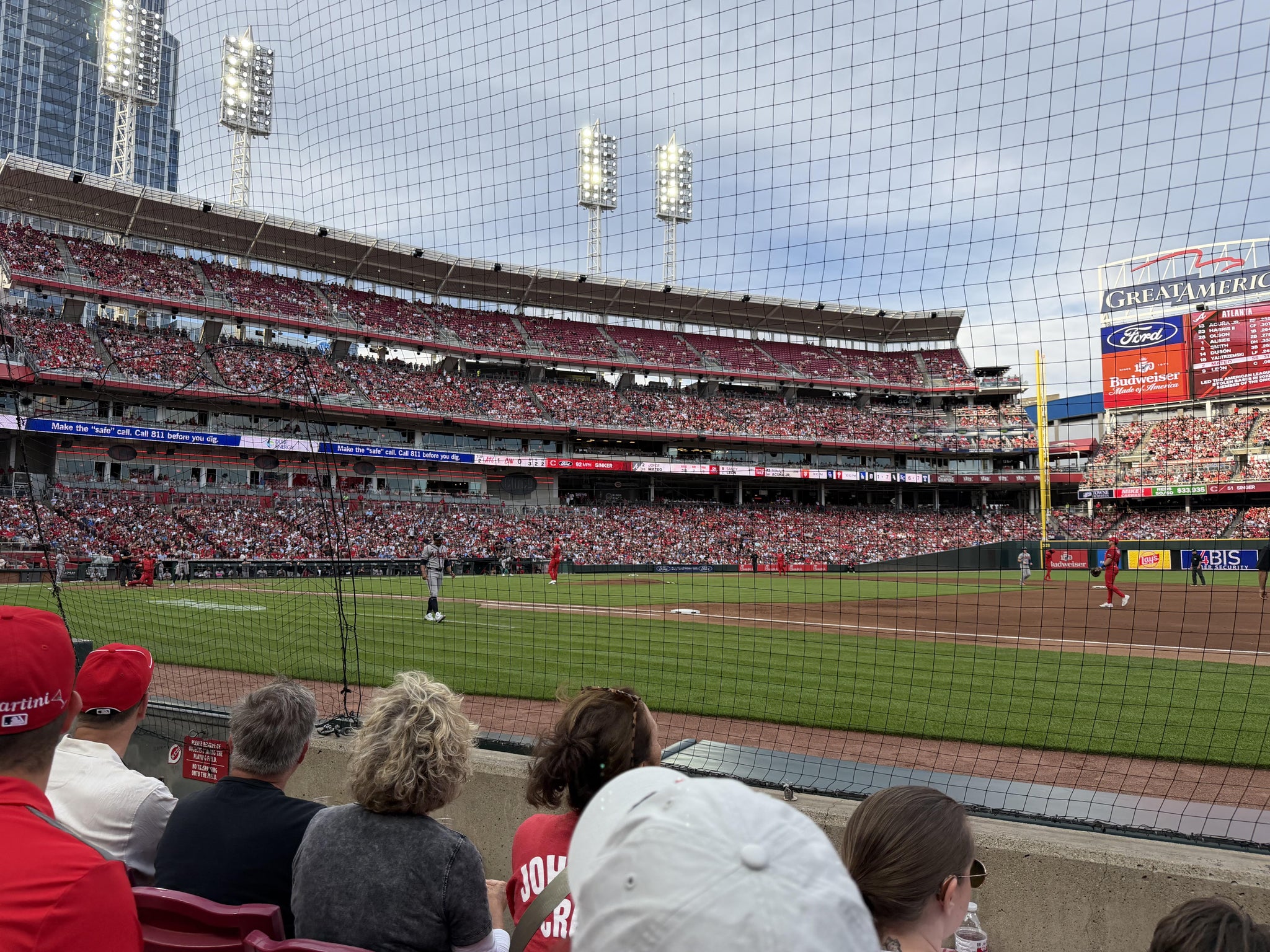 Vue réelle des fans prise de la Dugout Box 132 au site Great American Ball Park par Katherine L