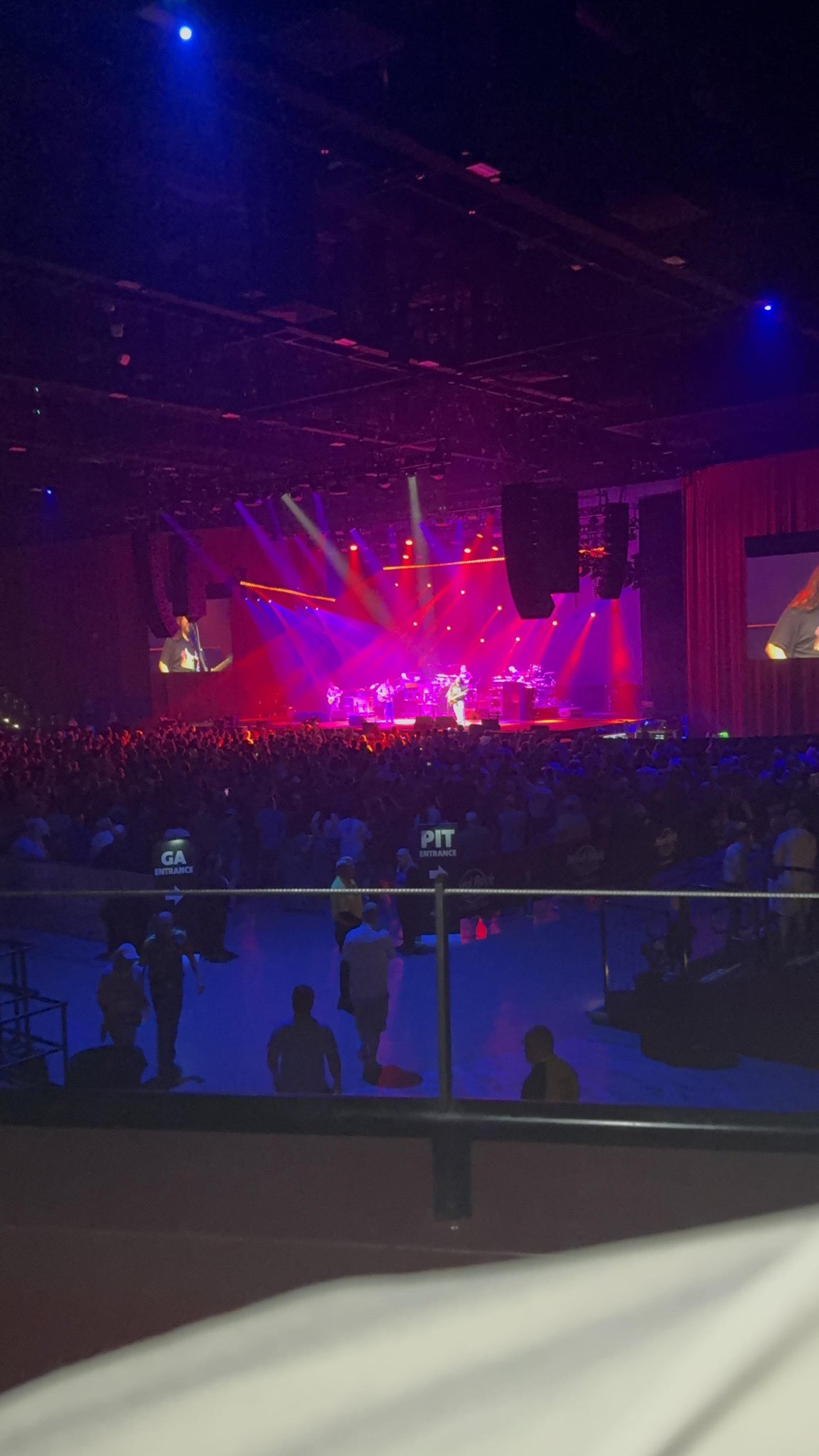 Vue réelle des fans prise de la Section 304 au site Hard Rock Live at Etess Arena par John W