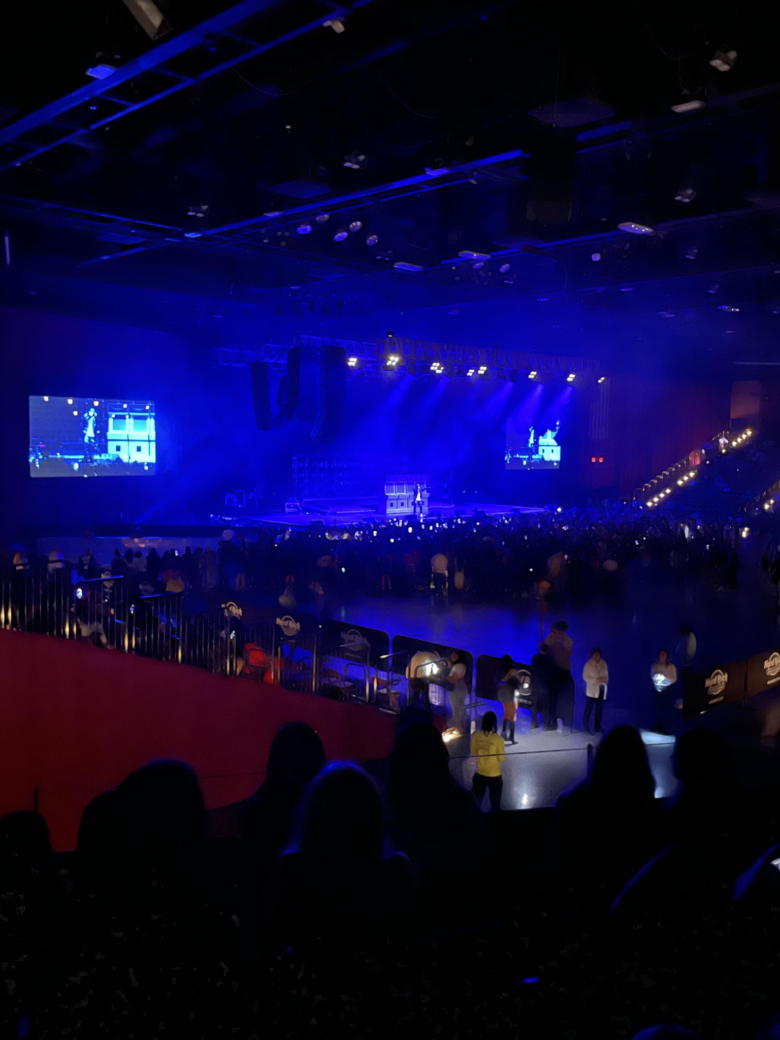 Vue réelle des fans prise de la Section 311 au site Hard Rock Live at Etess Arena par Justin A