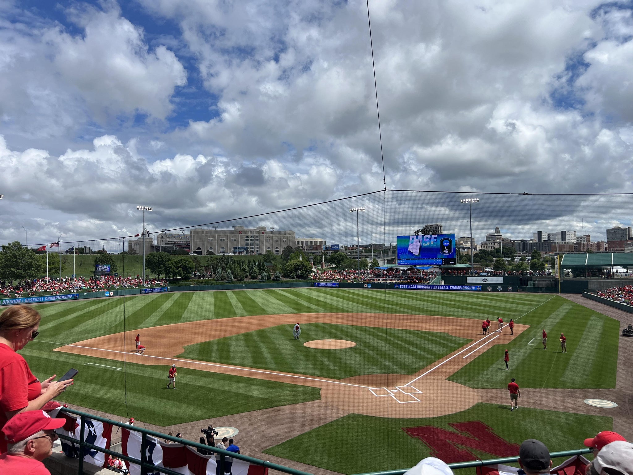 Vue réelle des fans prise de la Section 301 au site Hawks Field At Haymarket Park par Clint A