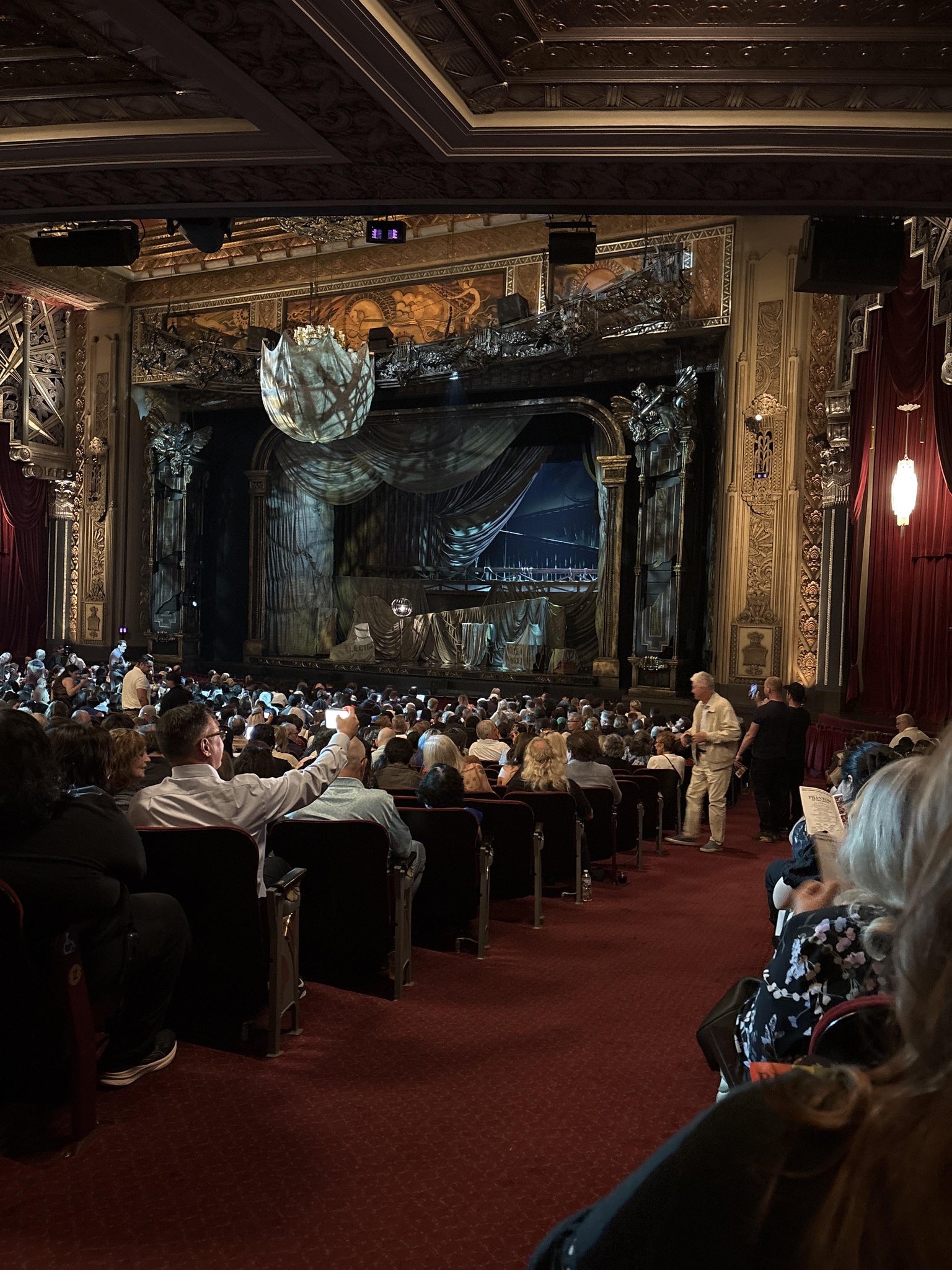 Vue réelle des fans prise de la Orchestra Right au site Hollywood Pantages Theatre par Sophia D