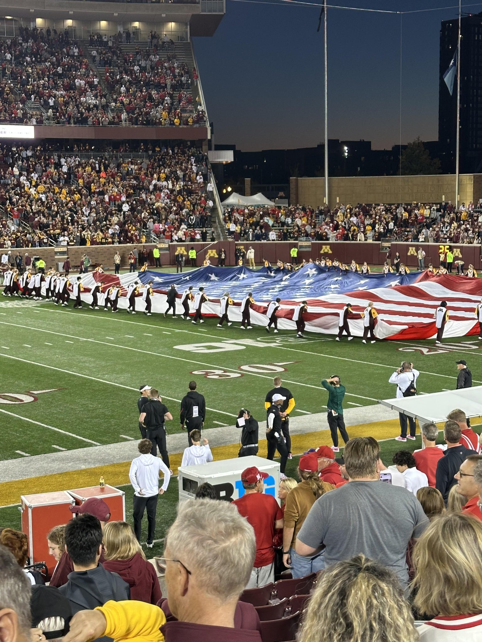 Vue réelle des fans prise de la Section 110 au site Huntington Bank Stadium par Donald F