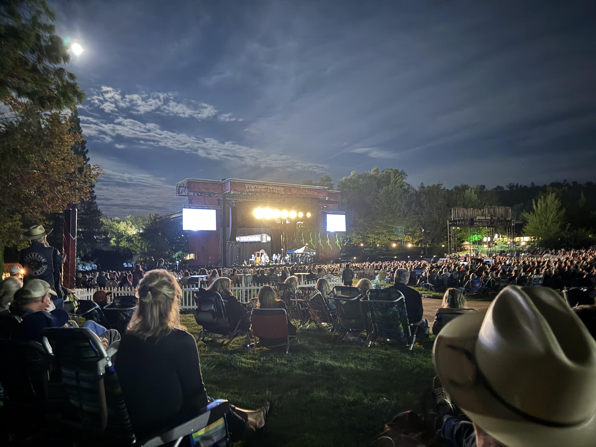Vue réelle des fans prise de la GA Lawn au site Ironstone Amphitheatre at Ironstone Vineyards par Tiffiny G