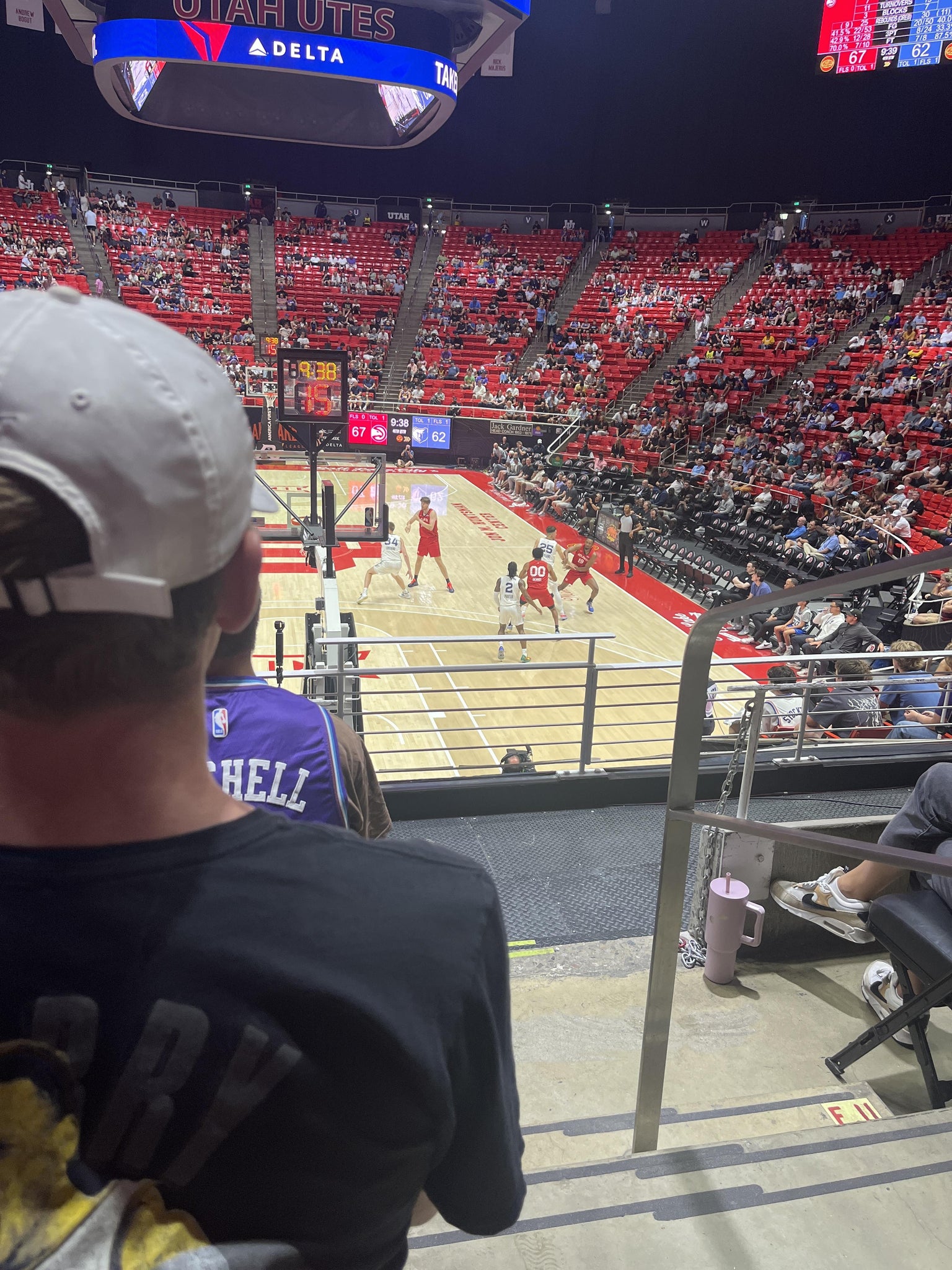 Vue réelle des fans prise de la Section G au site Jon M. Huntsman Center par Anonymous User