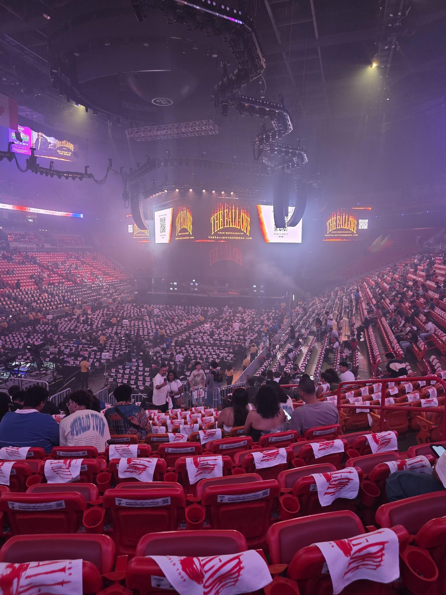 Vue réelle des fans prise de la Section 111 au site Kaseya Center par Michael M