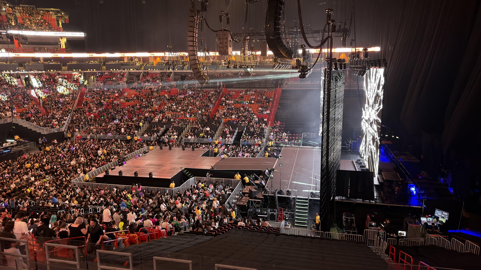 Vue réelle des fans prise de la Loge 208 au site Kaseya Center par Ashley R
