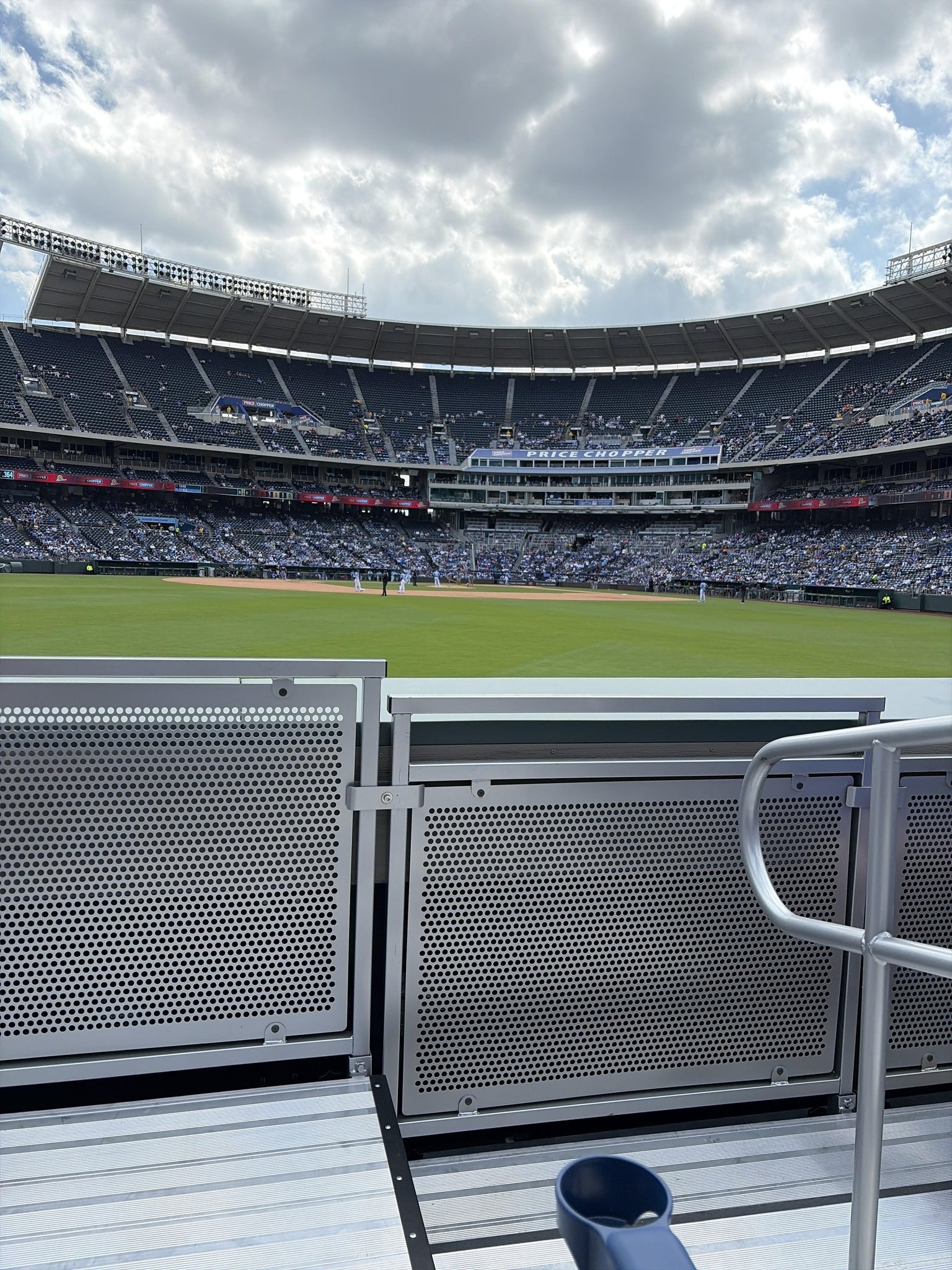 Vue réelle des fans prise de la Section 102 au site Kauffman Stadium par Fernando R