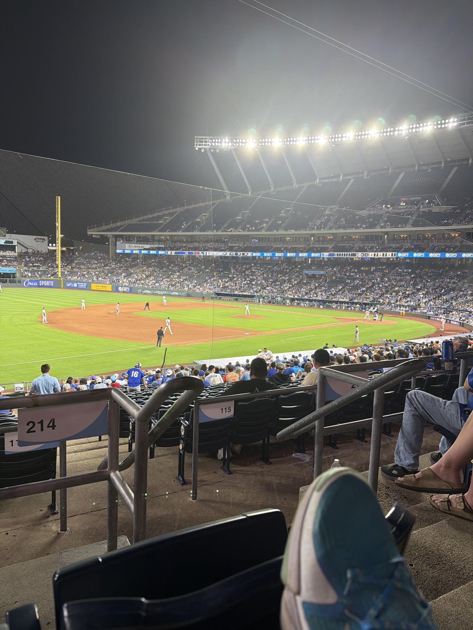 Vue réelle des fans prise de la Section 214 au site Kauffman Stadium par Lilianna H