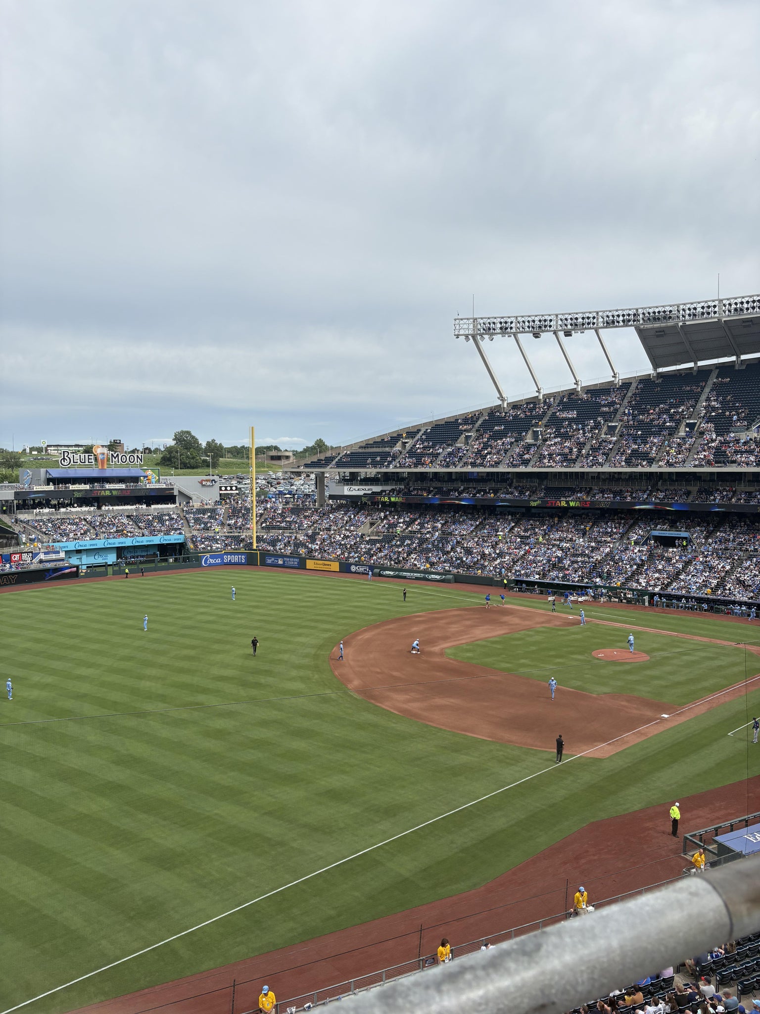 Vue réelle des fans prise de la Section 403 au site Kauffman Stadium par Jared J