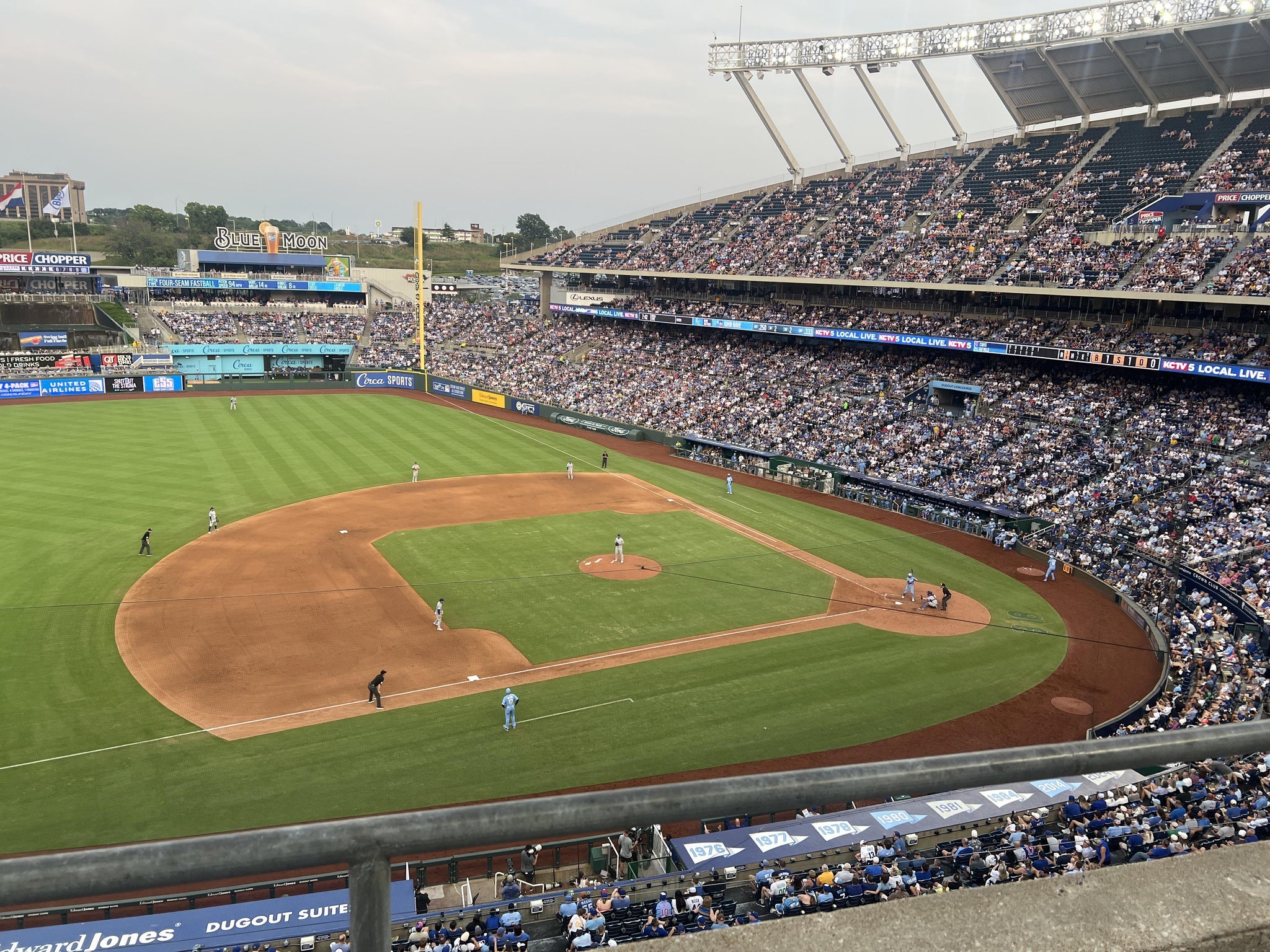 Vue réelle des fans prise de la Section 409 au site Kauffman Stadium par Mike S