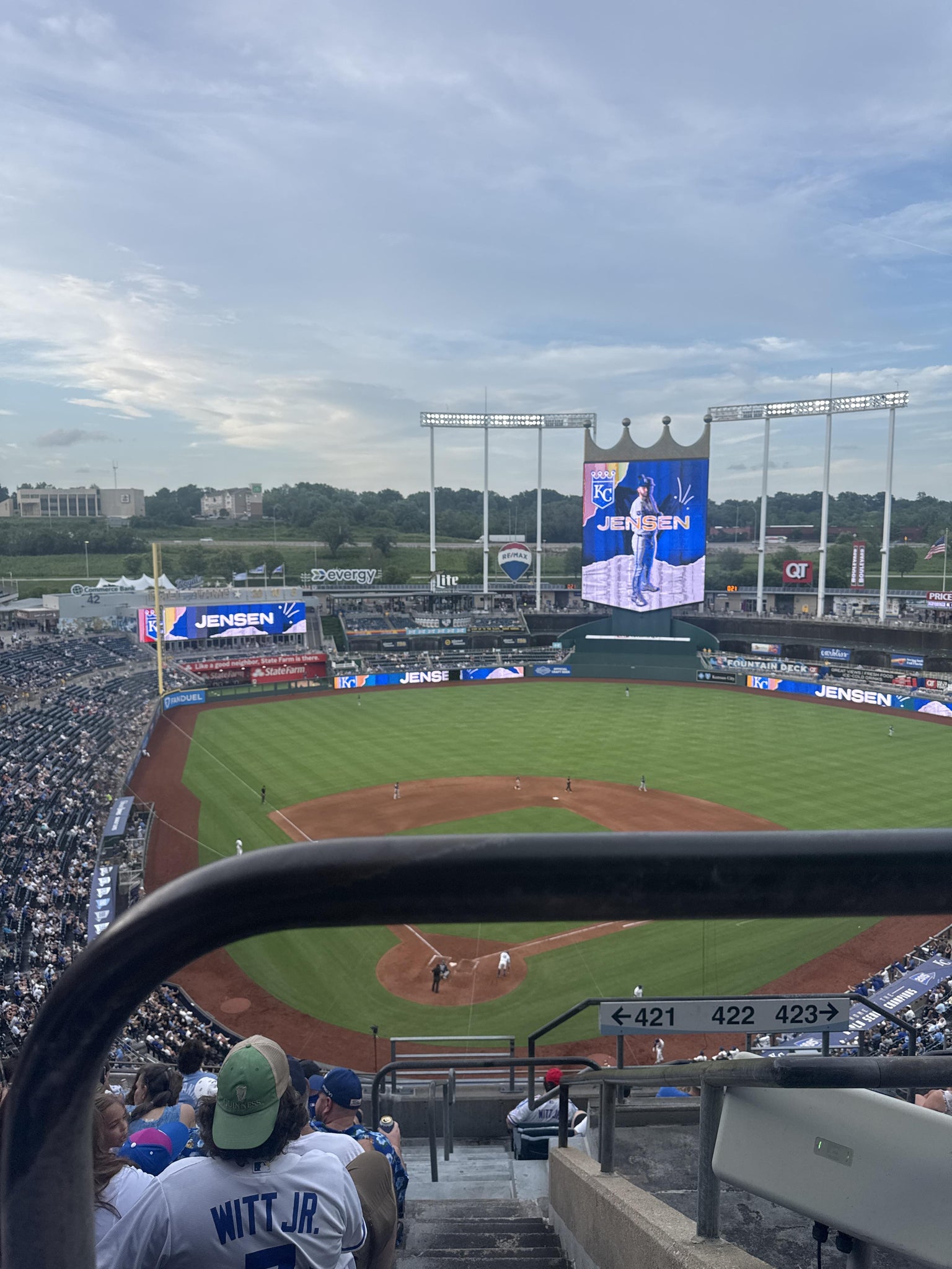 Vue réelle des fans prise de la Section 421 R au site Kauffman Stadium par Kelly P