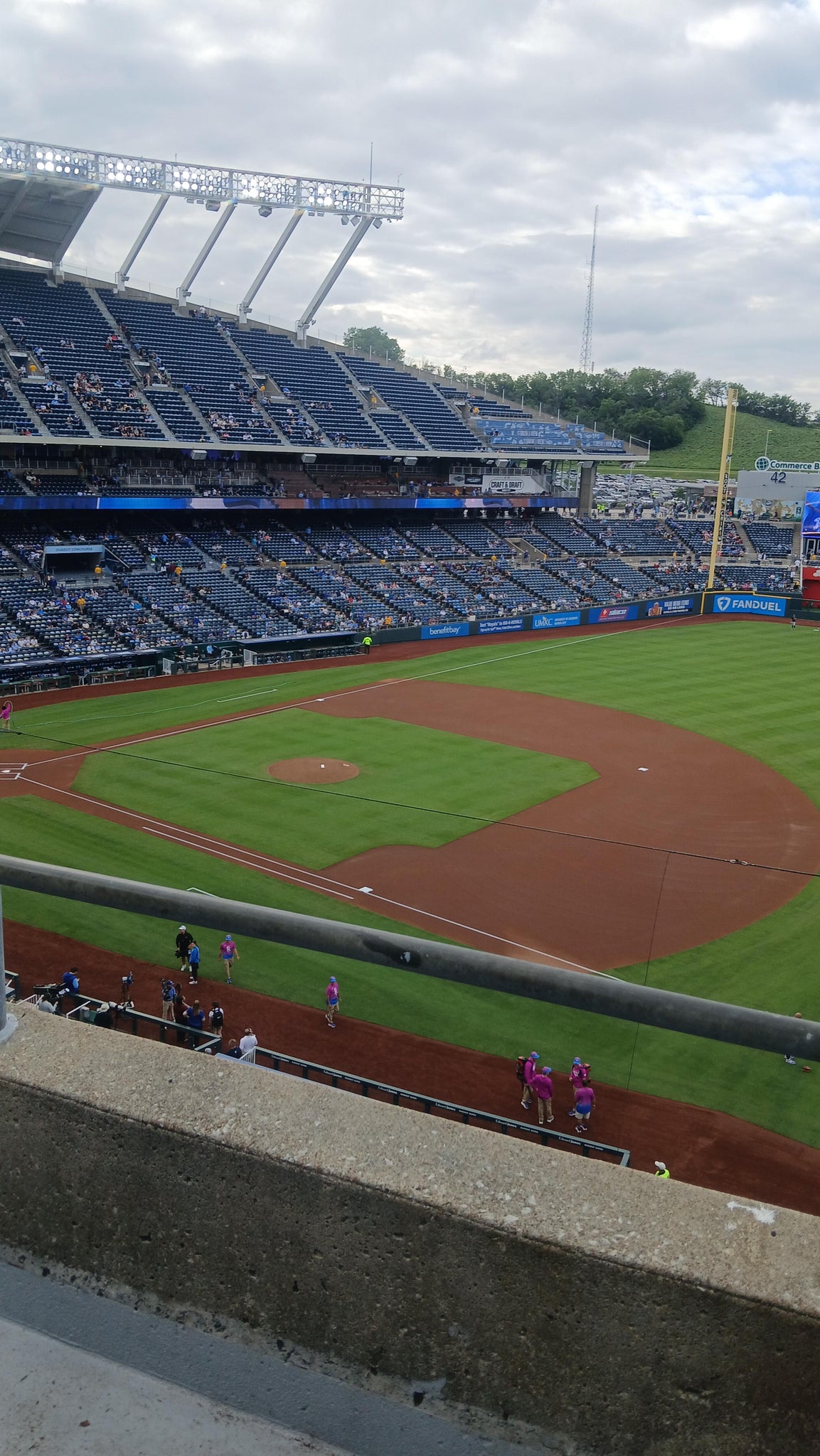 Vue réelle des fans prise de la Section 433 au site Kauffman Stadium par Clara a B