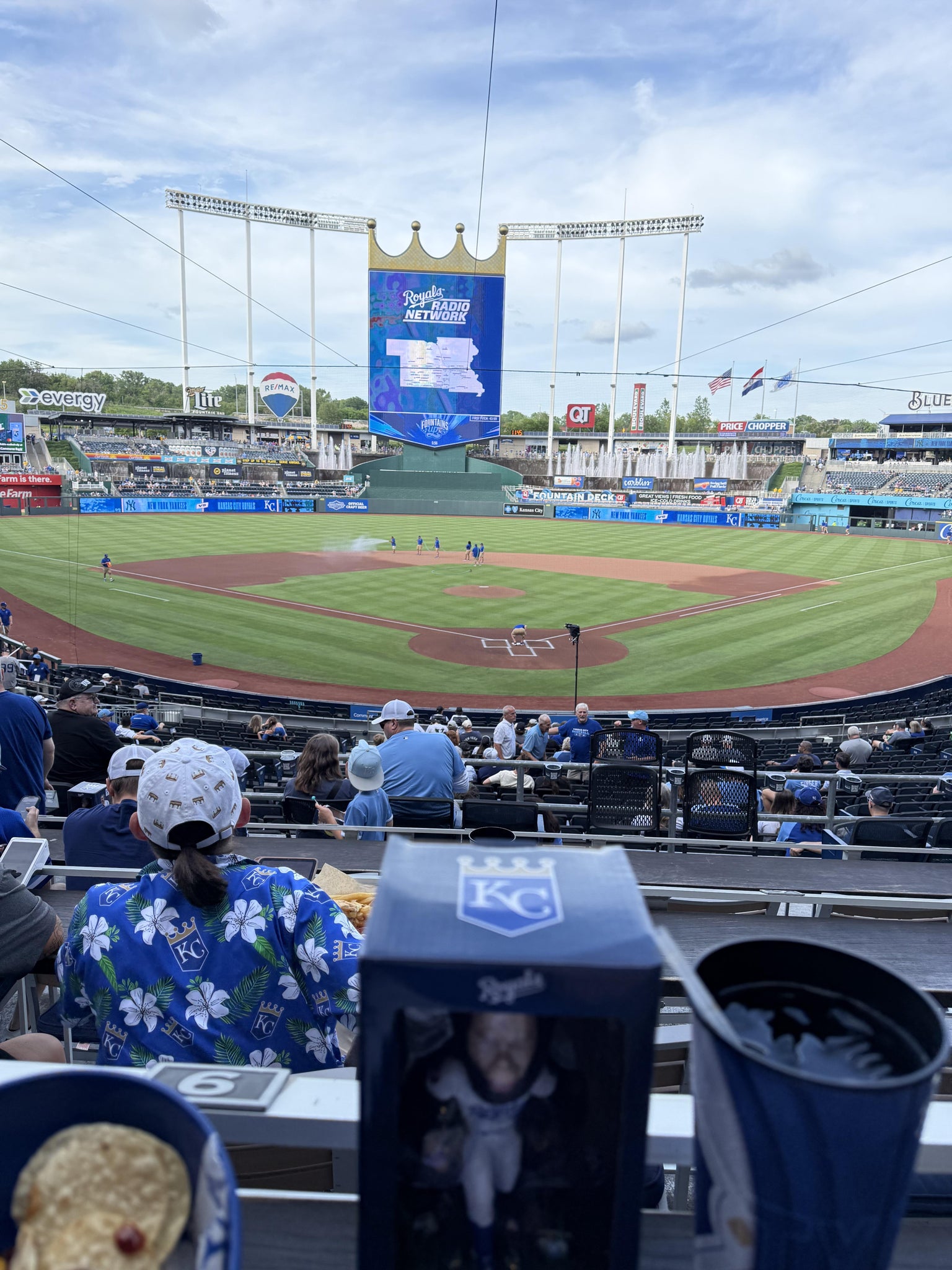 Vue réelle des fans prise de la UMB Diamond Club Box C au site Kauffman Stadium par Mary R