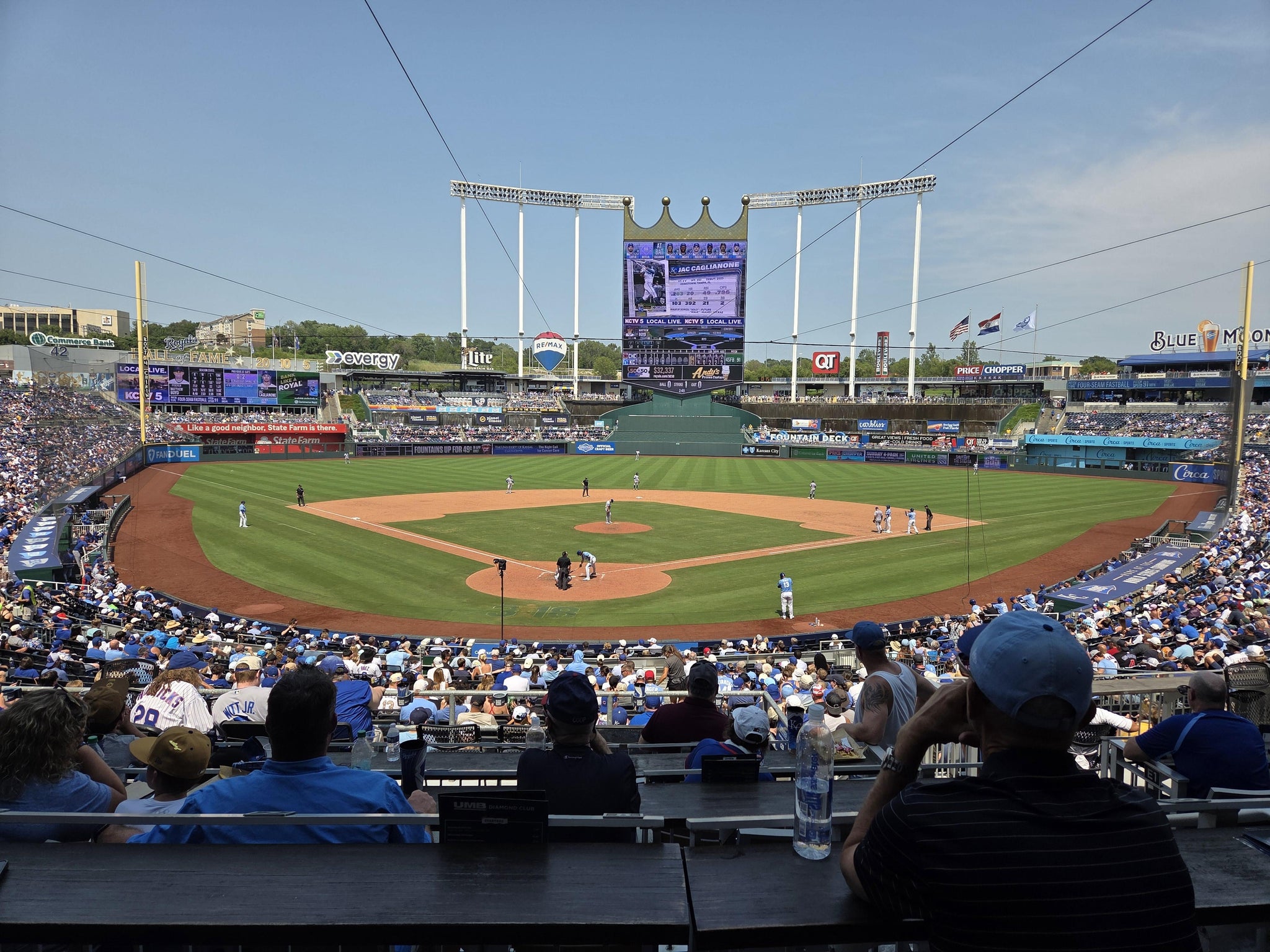 Vue réelle des fans prise de la UMB Diamond Club Box D au site Kauffman Stadium par Phuong R