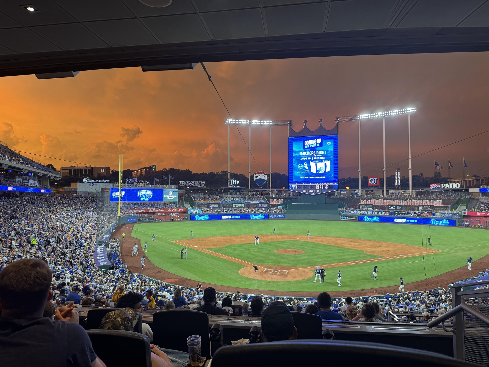 Vue réelle des fans prise de la UMB Diamond Club MVP 2 au site Kauffman Stadium par Bud R