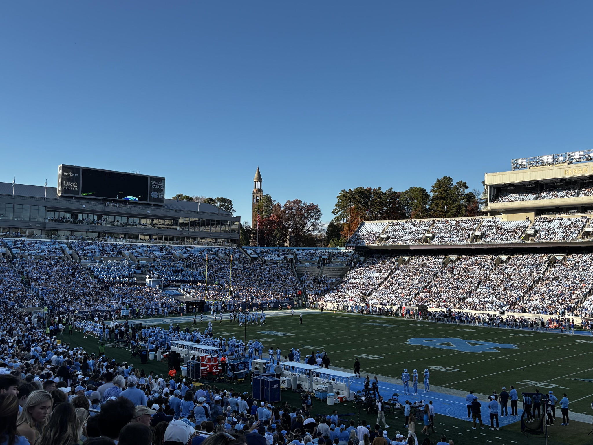 Vue réelle des fans prise de la Section 128 au site Kenan Memorial Stadium par Meganandboone D