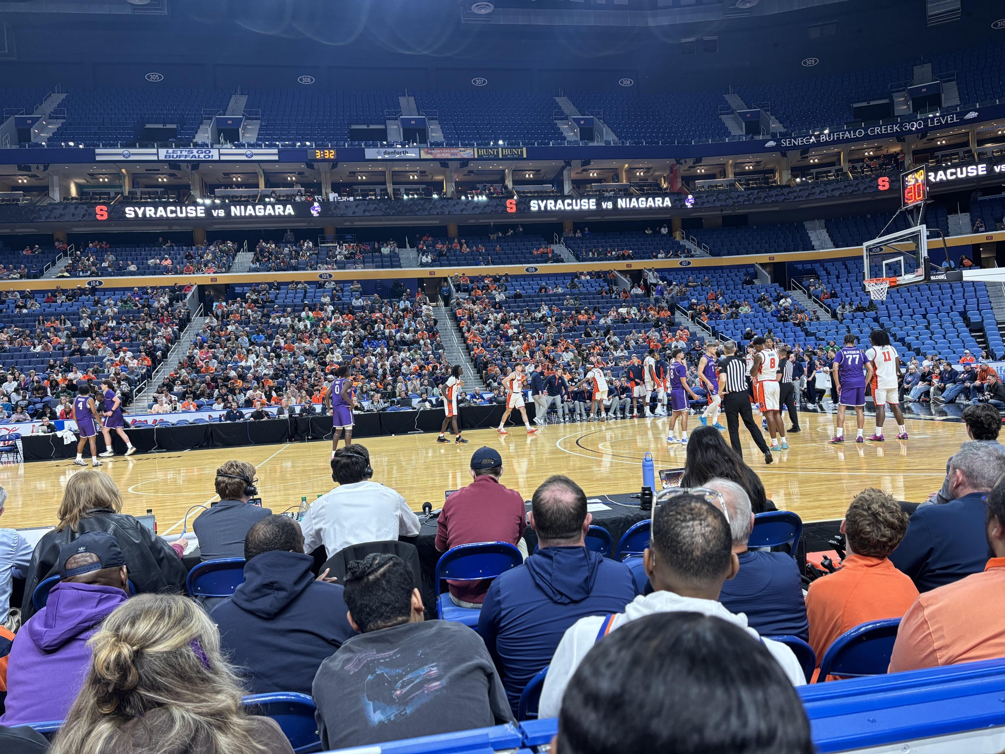Vue réelle des fans prise de la Section 117 au site KeyBank Center par Michelle K