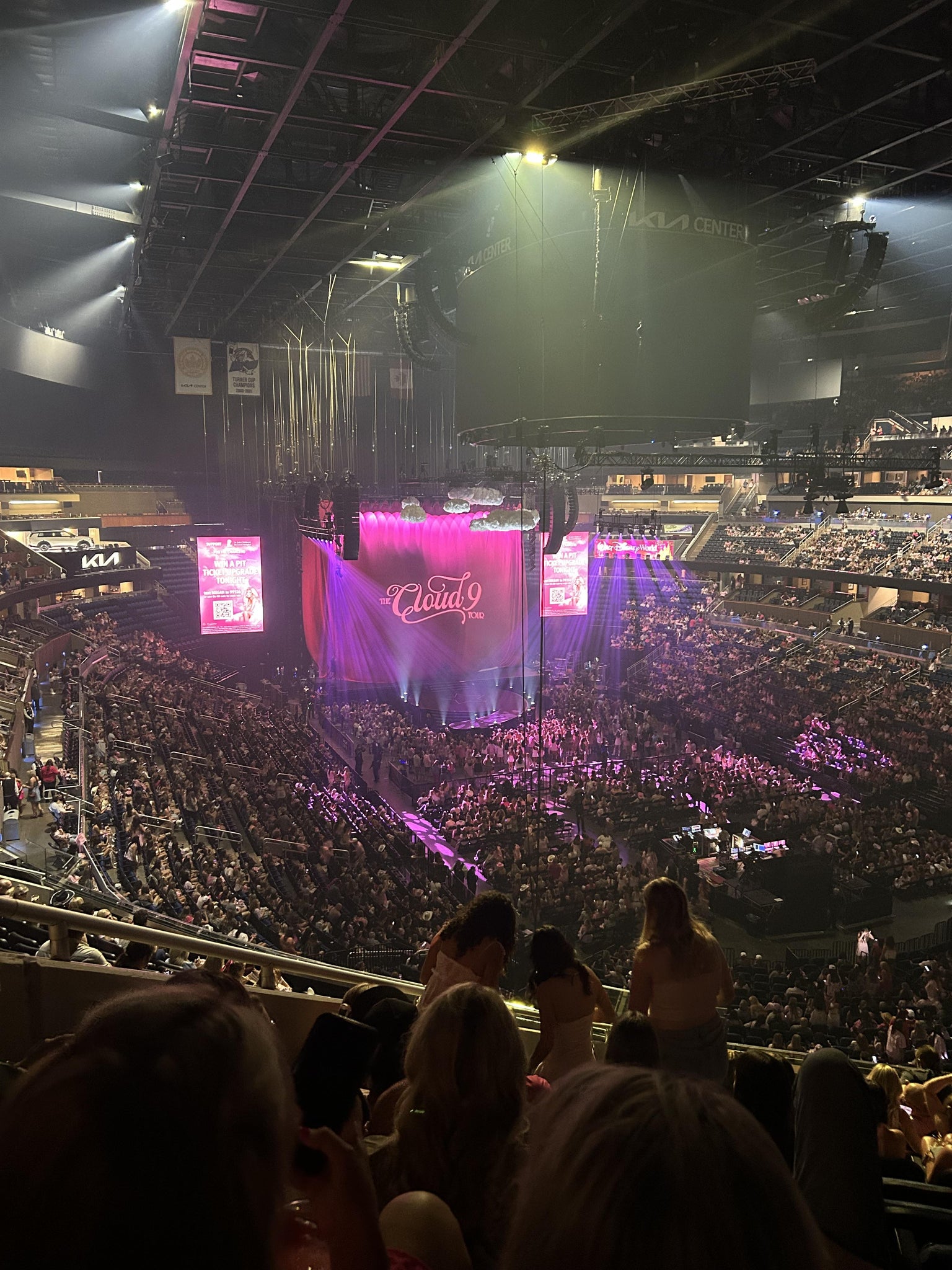 Vue réelle des fans prise de la Section 111 A au site Kia Center par Sonja F