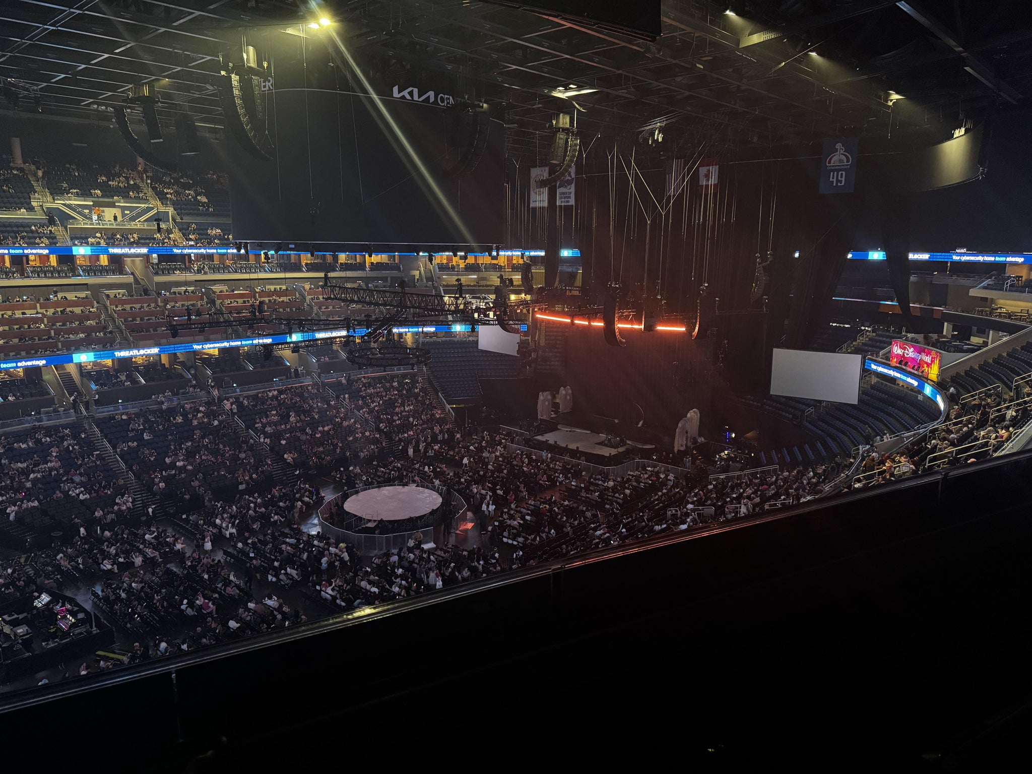 Vue réelle des fans prise de la Section 212 au site Kia Center par Anonymous User