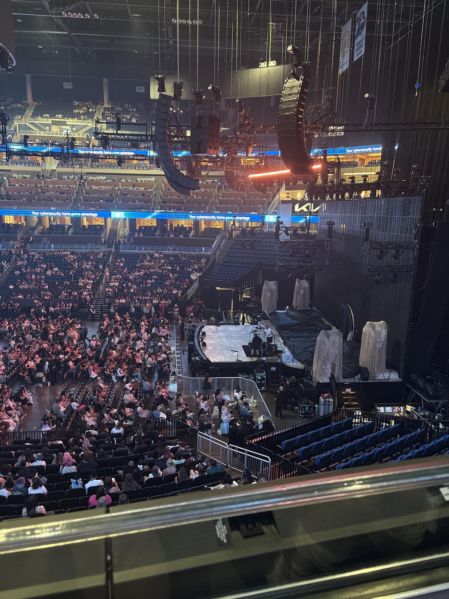 Vue réelle des fans prise de la Club B au site Kia Center par Ciana U