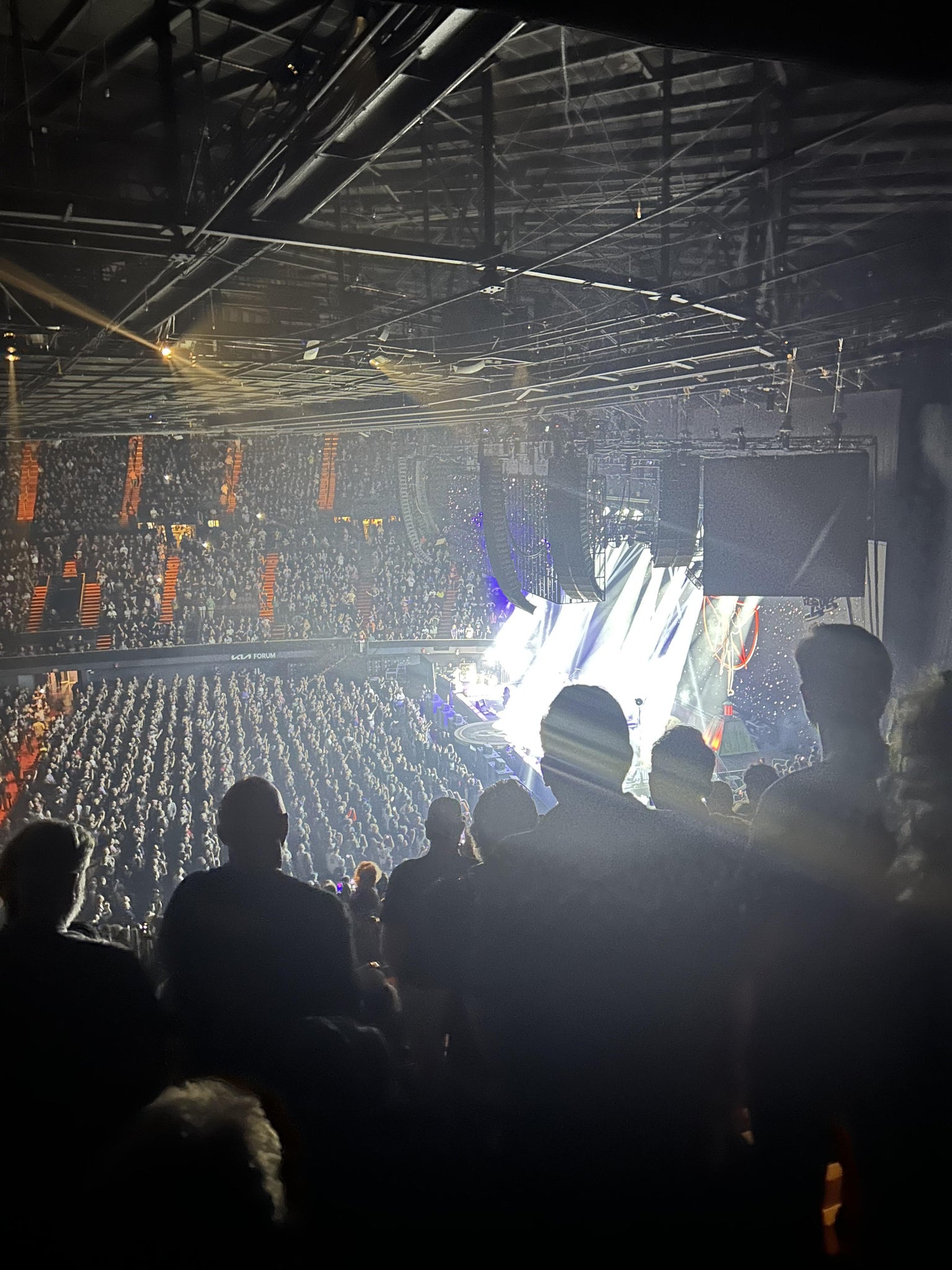 Vue réelle des fans prise de la Section 210 au site Kia Forum par Anonymous User