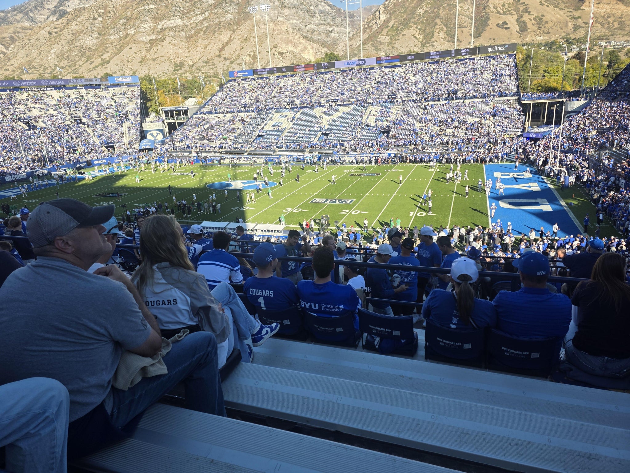 Vue réelle des fans prise de la Section 102 au site LaVell Edwards Stadium par Jacquelyn S