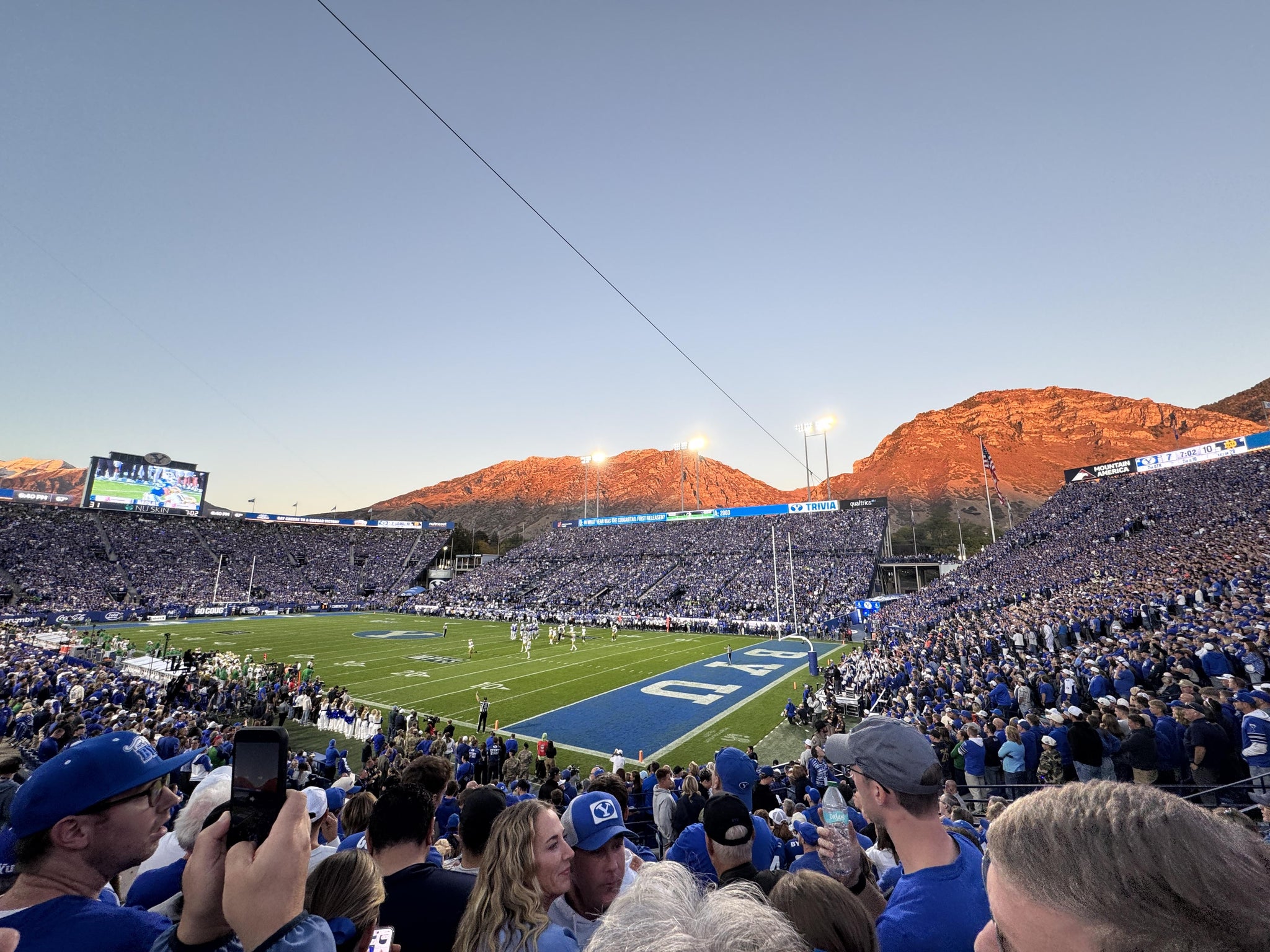 Vue réelle des fans prise de la Section 49 au site LaVell Edwards Stadium par Shane P