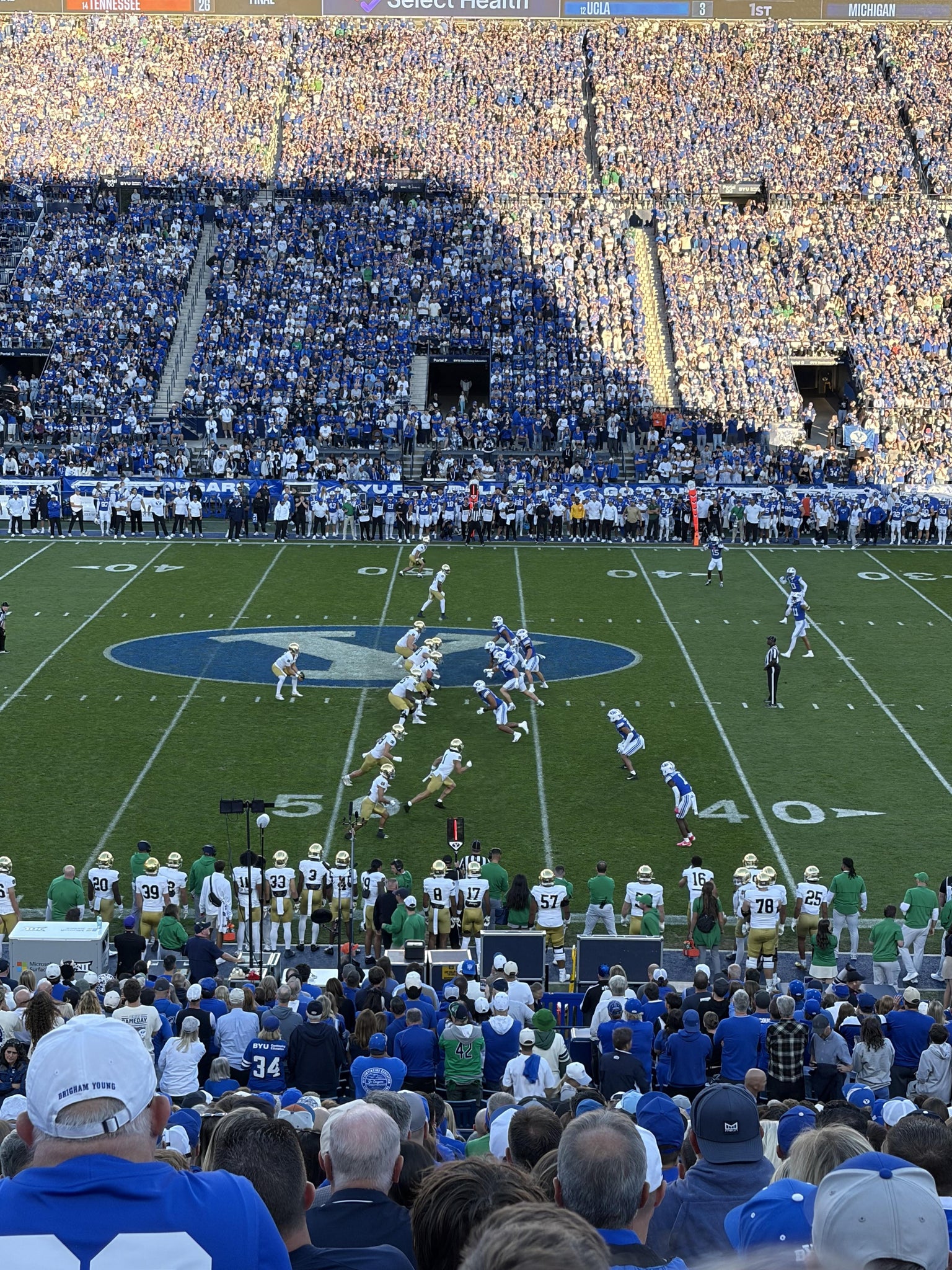 Vue réelle des fans prise de la Plaza Boxes au site LaVell Edwards Stadium par Jeffrey H