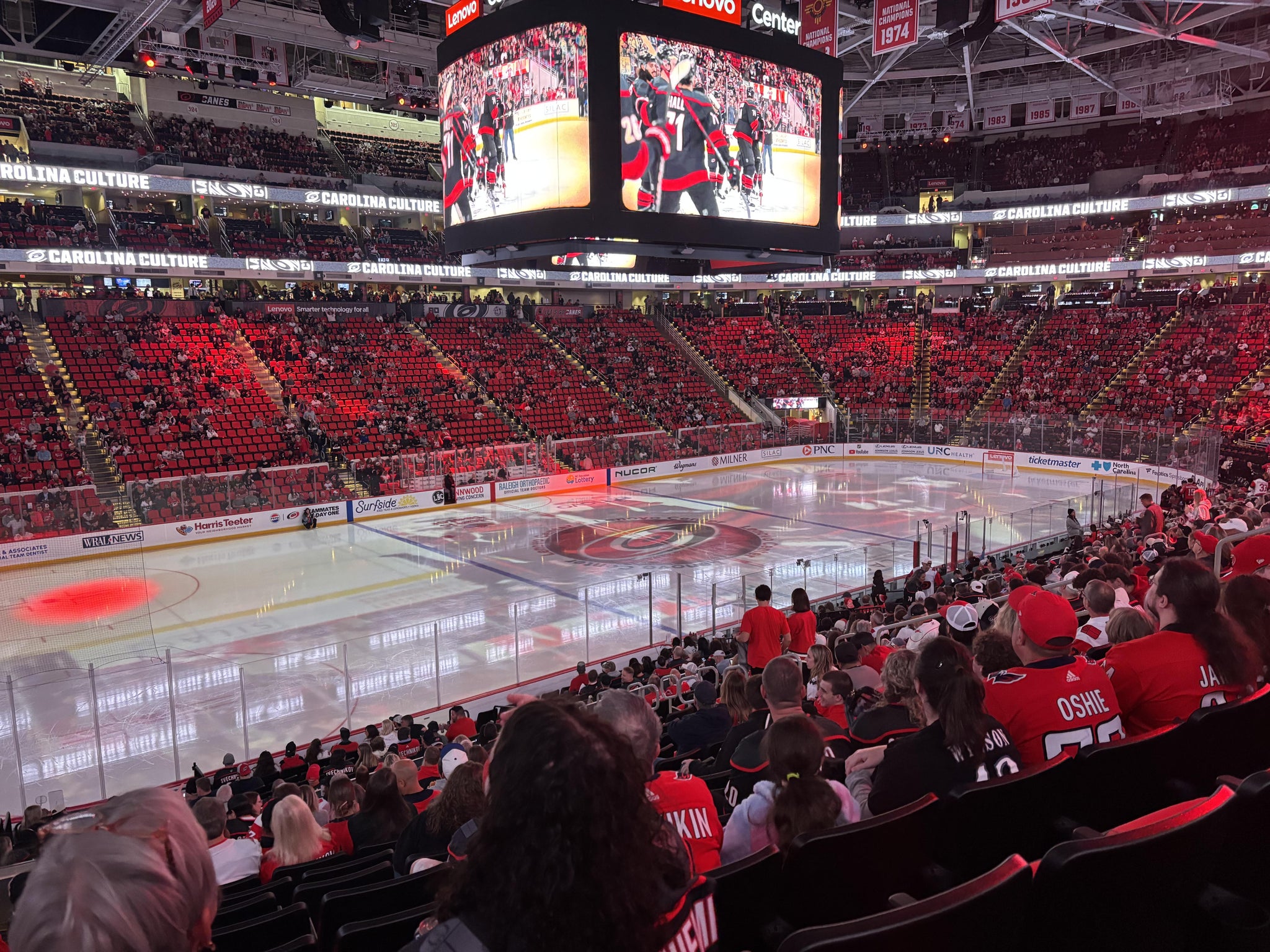 Vue réelle des fans prise de la Section 105 au site Lenovo Center par Sasha K