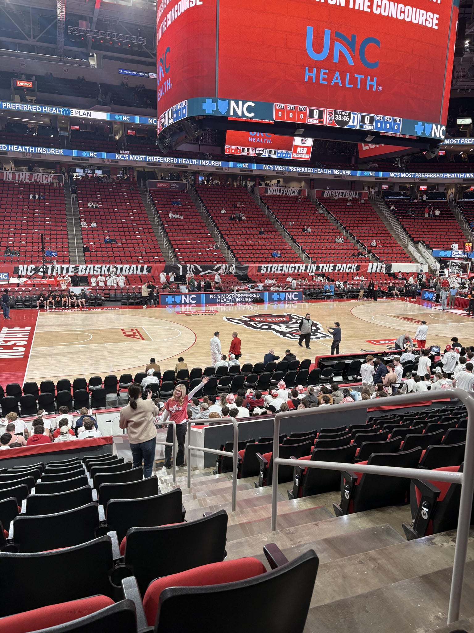 Vue réelle des fans prise de la Section 106 au site Lenovo Center par Blake J