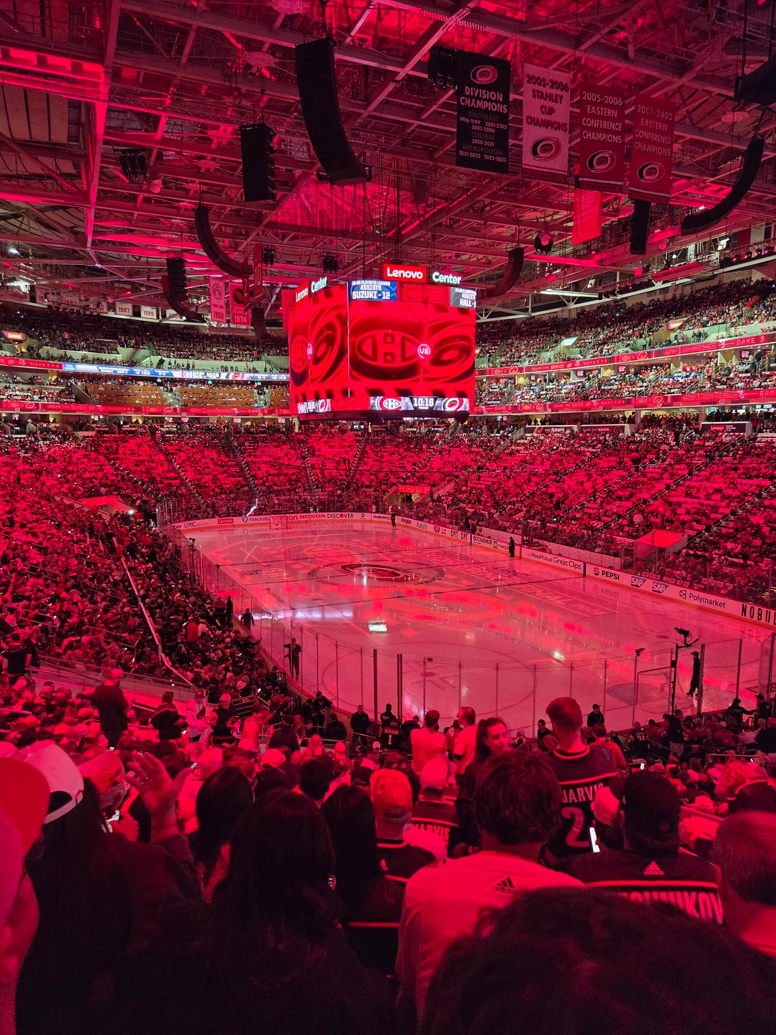 Vue réelle des fans prise de la Section 114 au site Lenovo Center par Mason S