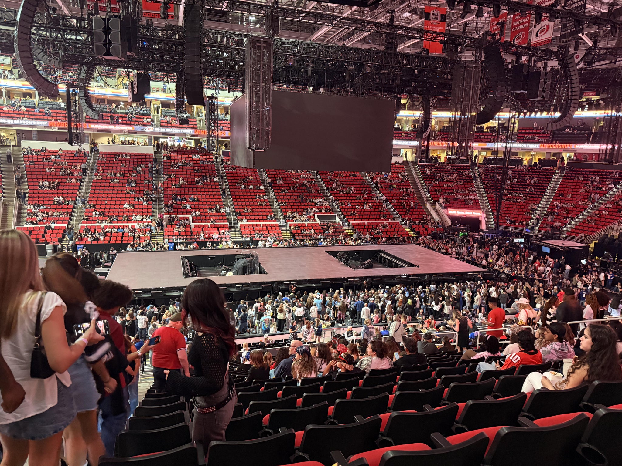 Vue réelle des fans prise de la Section 120 au site Lenovo Center par Valeria V