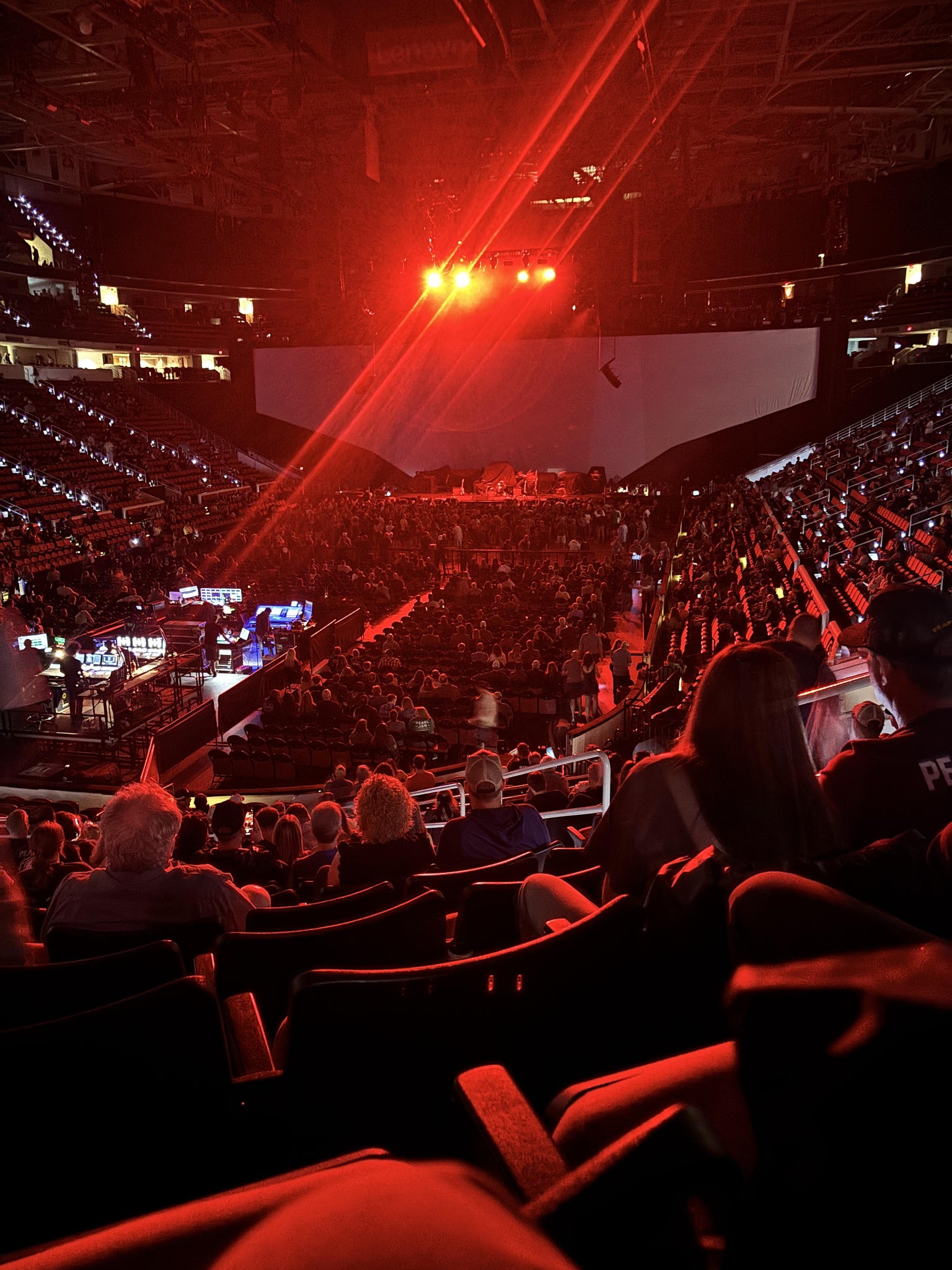 Vue réelle des fans prise de la Section 125 au site Lenovo Center par Hayley E