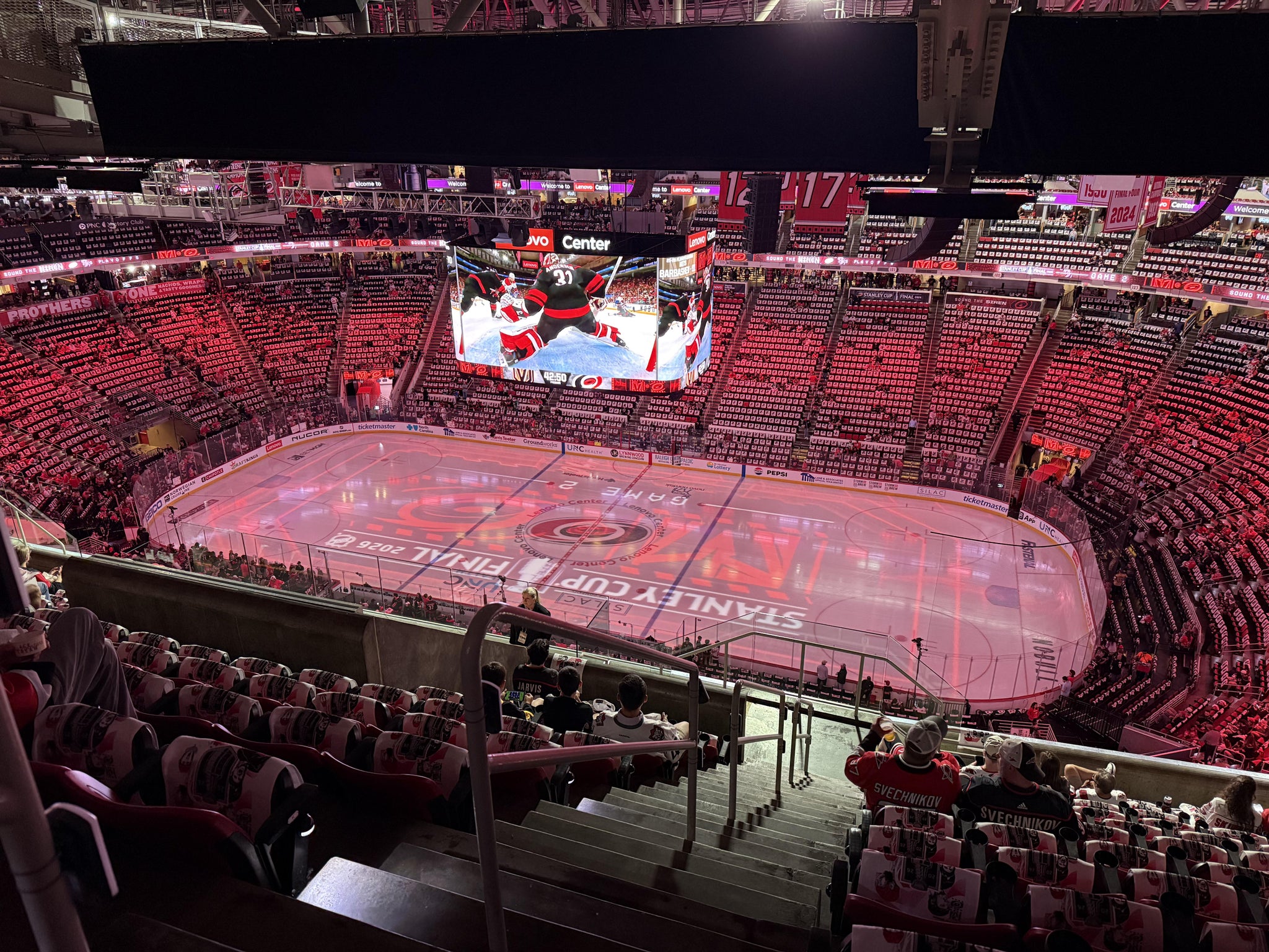 Vue réelle des fans prise de la Section 302 au site Lenovo Center par Rasamee S