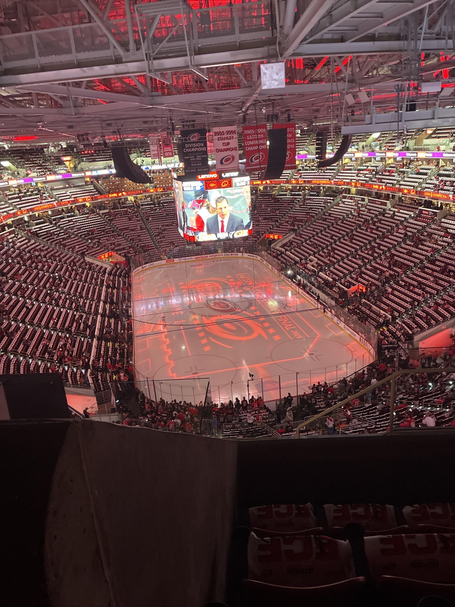 Vue réelle des fans prise de la Section 315 au site Lenovo Center par Chloe M